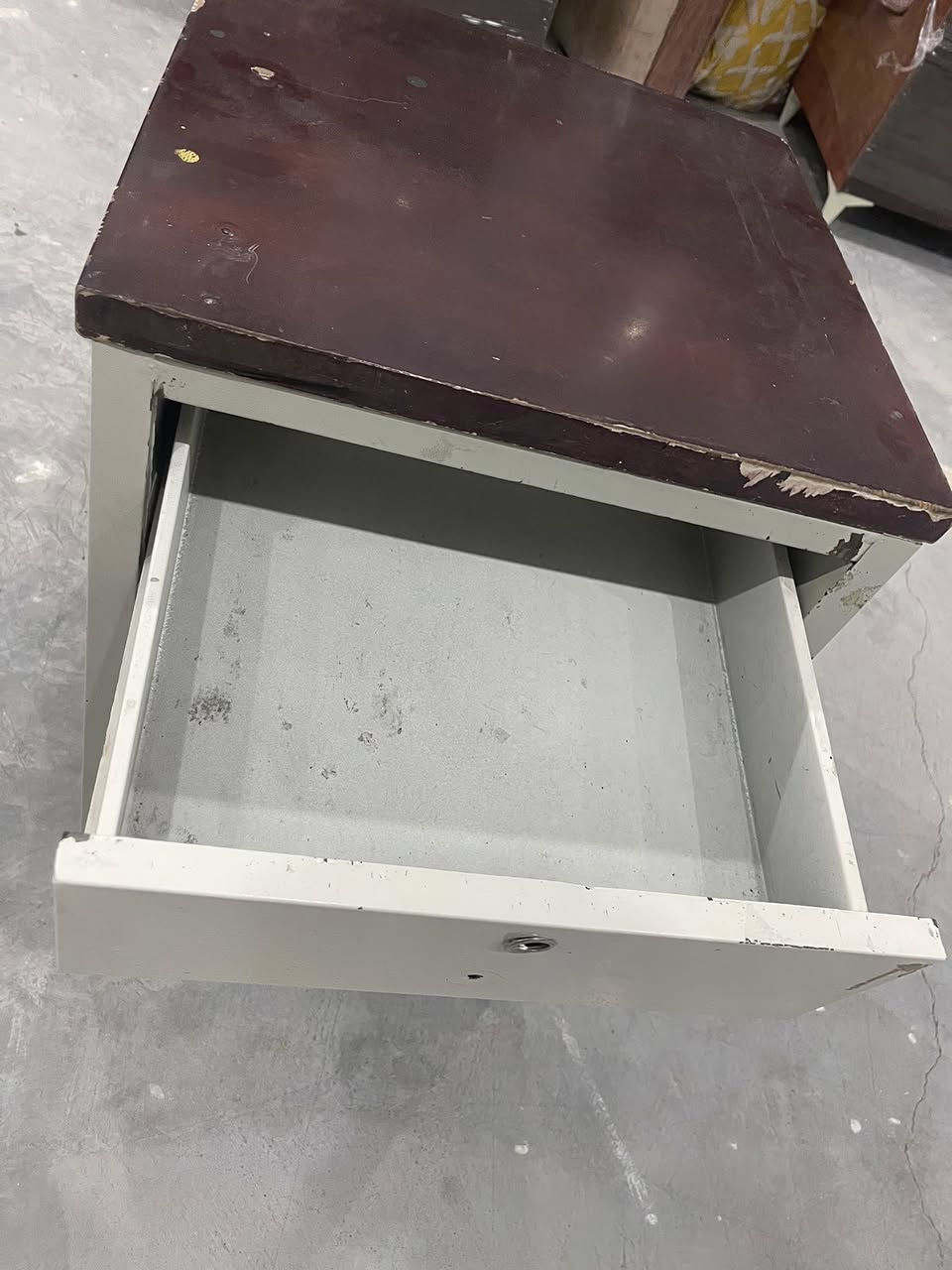 سەرەتا بە ناوی خوای گەورە 
ئەم  مێزە بۆ فرۆشتن  
ژ.م ***********
