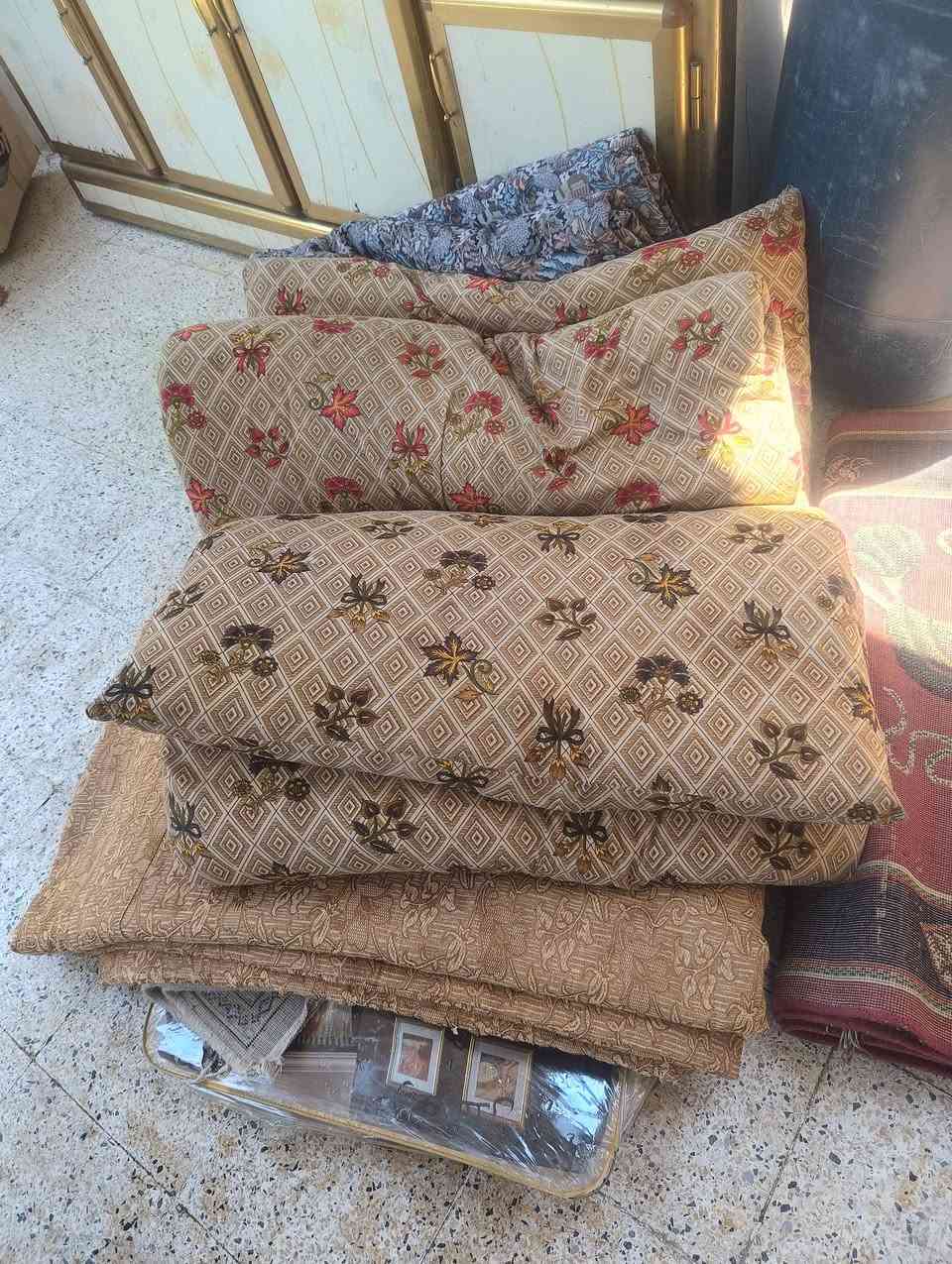 جودليات صوف عدد 7 مع مدات اثنين طخم سعرهم 30 - قاعده مبردا حجم اثنين ونص السعر 10- دبيه مال ماي السعر 15- الشراي فقط يتصل ***********-‏‪***********‬‏ وادي حجر
