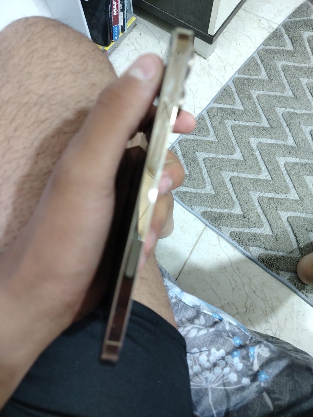 سلام عليكم 
 ايفون 13 برو ماكس البيع 
لو ذهبي 
ذاكره 256 
بطاريه 91 اصل 
مستبدل بس شاشة اصليه من ابل موثقه 
سعره 700 وبي مجال 
مكاني كربلاء 
***********