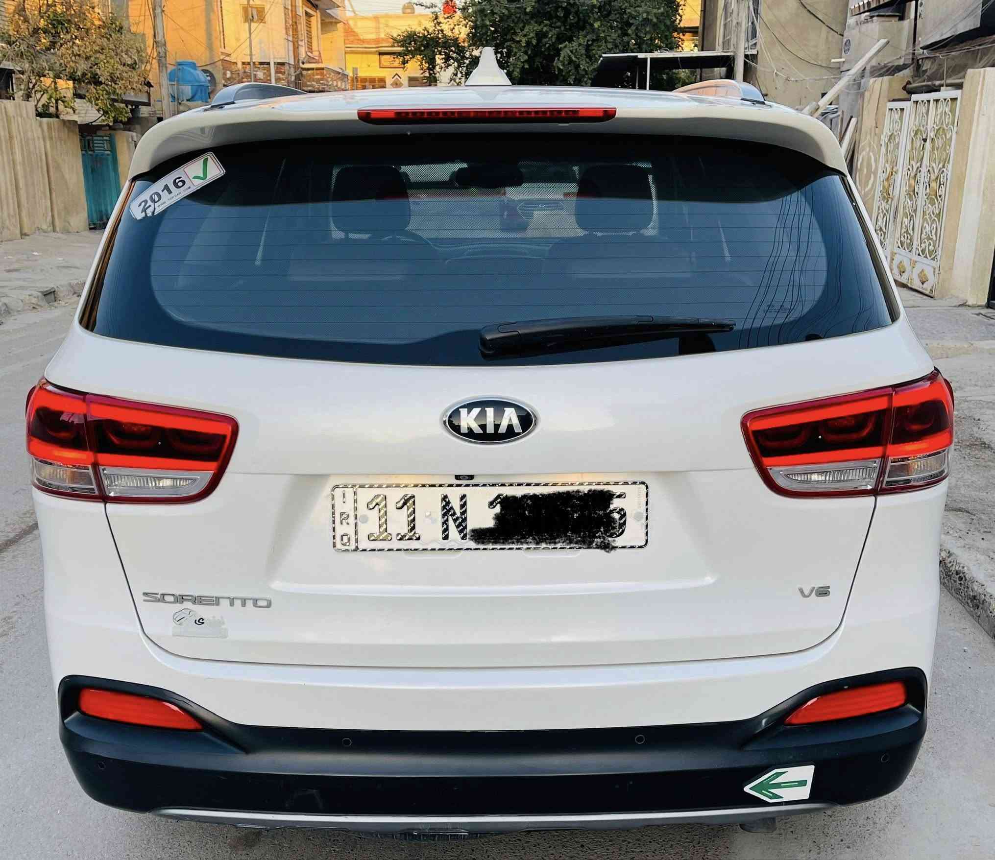 السلام عليكم
كيا سورنتو ٢٠١٦ فول مواصفات ١/١ ماعدة
جنطه مو كهرباء محرك ٦ سلندر بلادي مامفتوح 
سيارة جديدة اي نقص مابيها دواخل بعدهه مال شركة 
بصمة 
كشنات تدفئه وتبريد 
بنوراما 
٧ راكب 
٣ قطع تبريد 
شاشه نفكيشن كار بلي 
زراك لايت 
نضام ترحيب
دشبول الكتروني 
داخل بيجي 
كشنات جلد + كهرباء 
بعد هواي مواصفات بيهه 
رقم بغداد باسمي ماشيه ٨٩ الف سيارة نضيفة
بيهه فقط جاملغ امامي مبدل اصلي بددون صبغ سيارة
عارضها ٢١٥ بيها مجال بسيط لاتصال ***********
مكاني بغداد حي العامل
