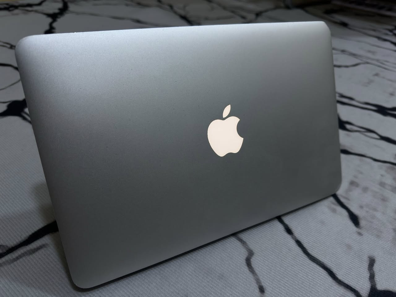 للبيع ماك بوك اير MacBook Air بحالة ممتازة
الموديل: MacBook Air 13-inch

سنة الصنع: 2010

النظام: macOS High Sierra

المعالج: Intel Core 2 Duo 1.4GHz

كرت الشاشة: NVIDIA GeForce 320M

الرام: 2GB DDR3

الجهاز نظيف جداً ومرتب

بطارية تعمل بكفاءة

استخدام خفيف ومحافظ عليه

مناسب للتصفح

مشاهدة الأفلام واليوتيوب

برامج الأوفيس والدراسة

استخدام يومي خفيف

الجهاز شكله أنيق وخفيف الوزن وسهل الحمل

شغال بدون مشاكل وجاهز للاستخدام مباشرة

السعر 110 الف موجود الشاحن الاصلي
بغداد الجديدة ***********
