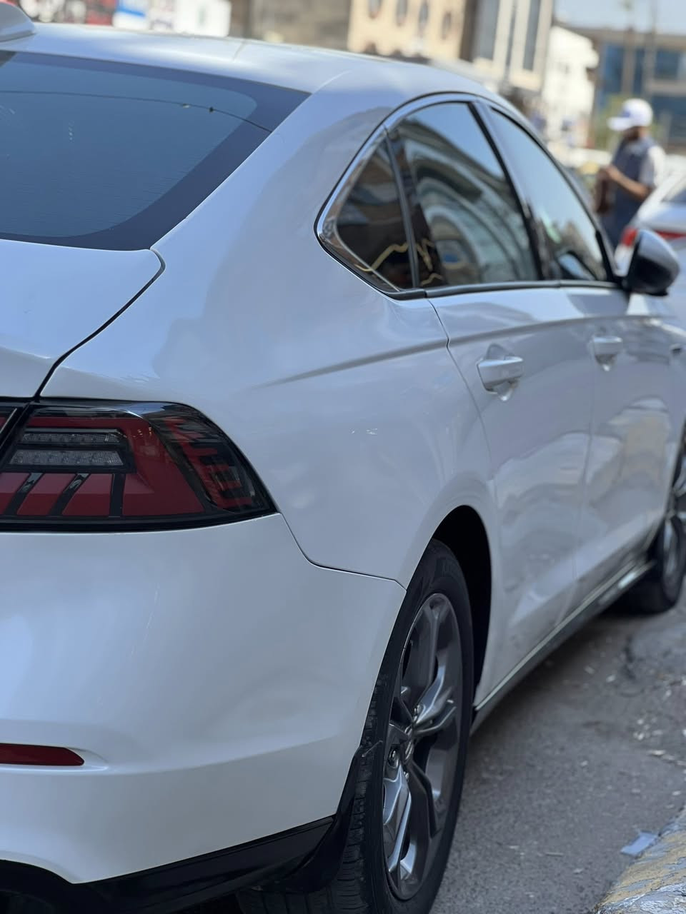 هوندا اكورد ب 195 $
 
اكورد 2023 EXL هايبرد ( بدون ايرباك حادث خلفي )
 
                           ( الياباني الاصلي )
          ( عزل و رزانه و متانه اقوه من الكامري )

 داخل جلد ابيض
فول مواصفات ماشيه ( 36 )
مكينه 2.0L ( دوش ) قتصاديه فول 
رقم بغداد تحويل مباشر للمشتري

المواصفات 🔰
تبريد قطعتين + رادار أمامي + نقطة عمياء + فول حساس أمامي + خلفي + كاميرا خلفية + مقاعد خزن ميمري + تحكم كهرباء + تدفئة + فتحة سقف + شاشه جبيره كار بلاي + وسادة ظهر للسائق + مثبت سرعه + تحديد مسار + قياده ذاتيه + هند بريك بصمة + بصمة دخول وتشغيل + 4 أنظمة قيادة + شفتات بالستيرن 
الضرر خلفي صندوك وجاملغ صبغ بدون دواخل بدون  ايرباك صور الحادث موجوده 

مكاني بغداد حي الجامعه 
سعره 195 $ وبيها مجال بسيط
رقم الهاتف : ***********
