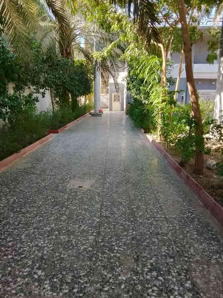 أرض للبيع مساحه ٨٠٠ مع دار 200م طابقين يحتوي على 4 غرف ،،، العنوان  كربلاء الحسينيه قرب فندق الباورن يبعد عن الاامام  كيلو ونص وعن الشارع ١٩٠م ، سند ٢٥تحويل اسهم للاستفسار اكثر الاتصال على الرقم ***********
