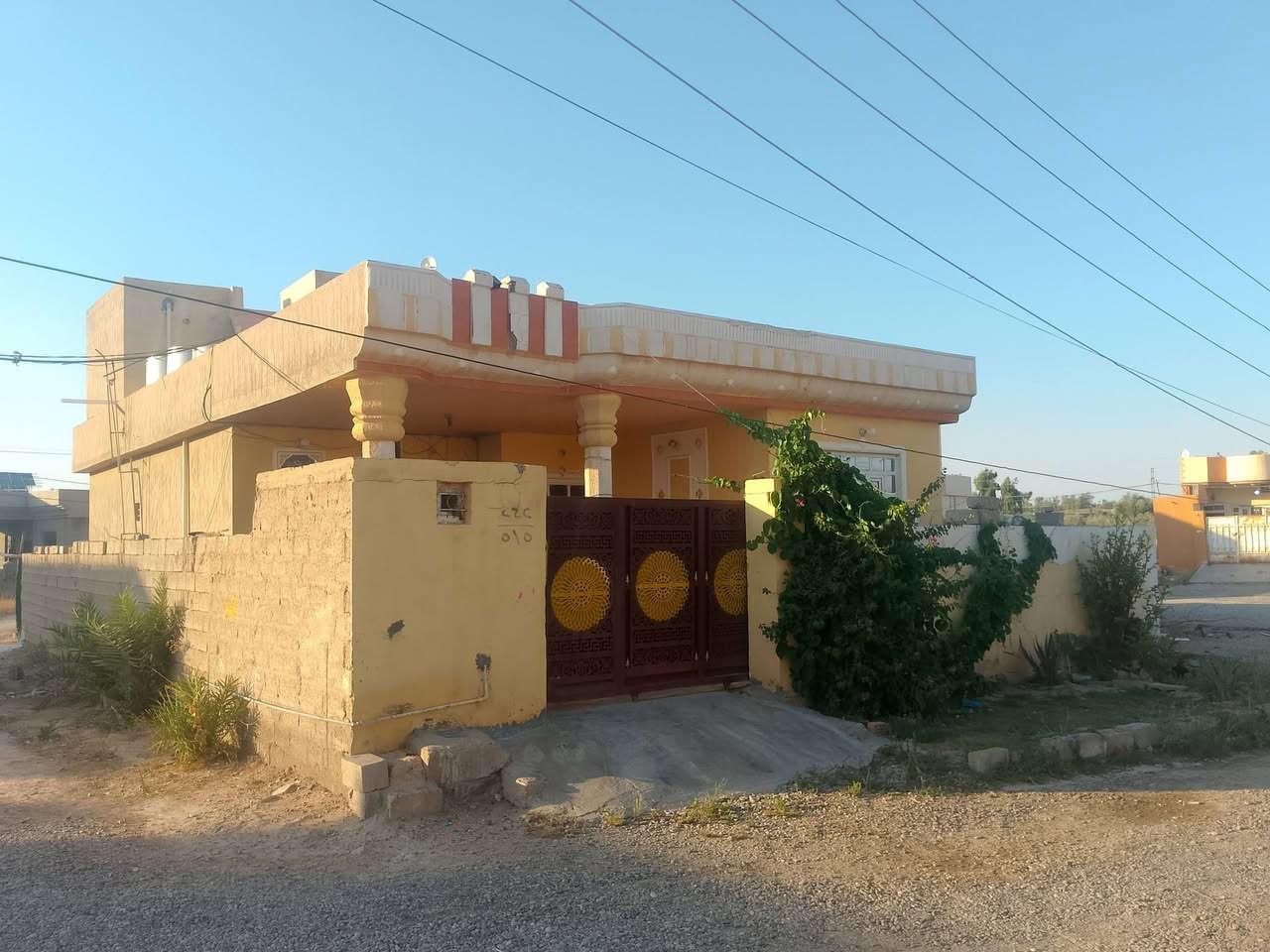 السلام عليكم يتوفر دار للبيع
في حي الجمعيه 
طابو ملك صرف 
المساحه 250متر
4غرف نوم
هول 
استقبال 
مطبخ 
خارطه مميزه 
السعر مناسب للاستفسار الاتصال  على الرقم 👇
***********
