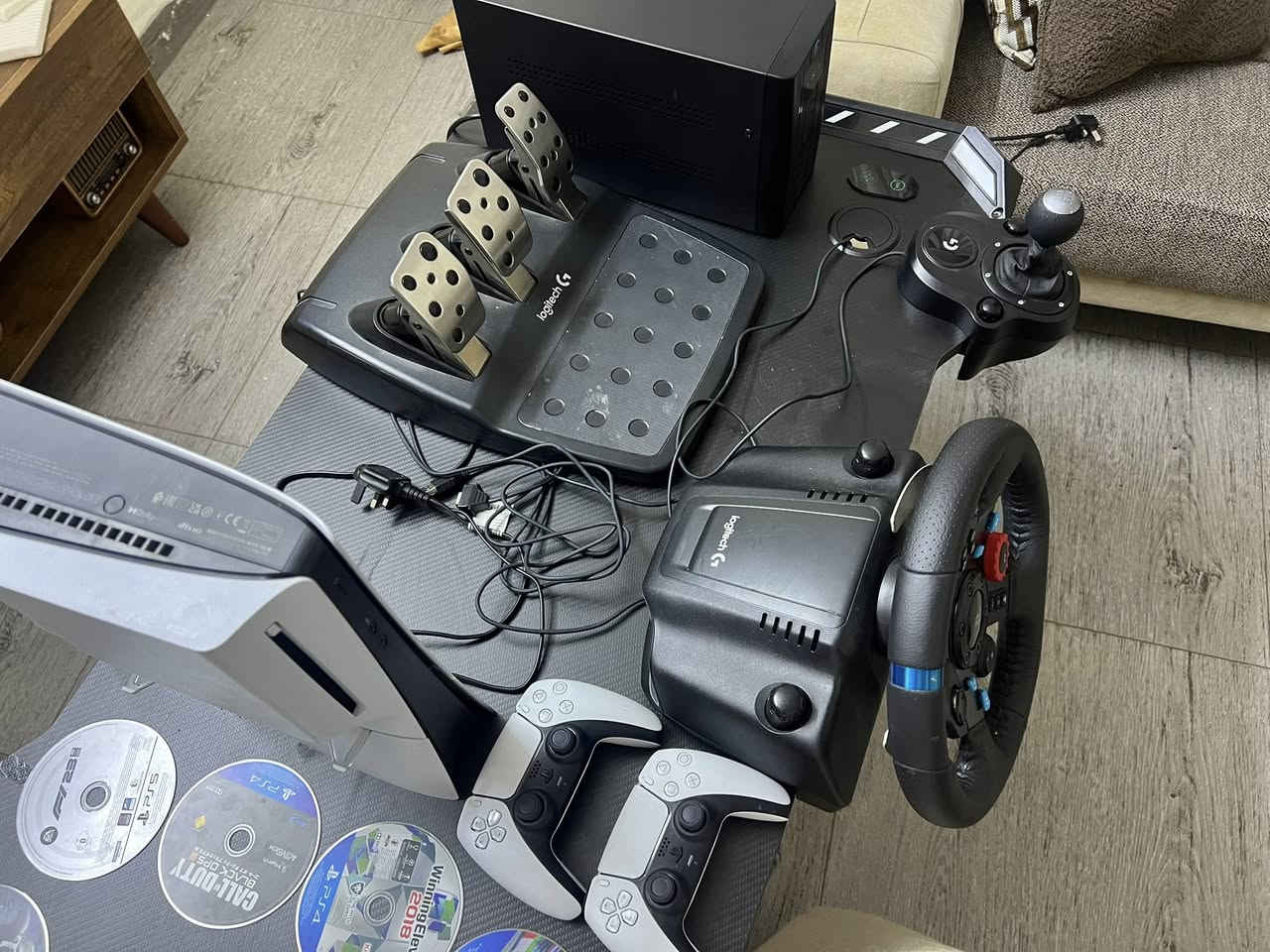 بلي فايف وية هاي الغراض ستيرن و ميز و كير و بانزين الله شاهد كلهن أصليات بس الستيرن اخذتة ١٩٠ دولار و جوستكات هم أصليات و هاي الألعاب البلي كل الي مشتغلة مبتعدة ٤٠ ساعة و يو بي إس ١٥٠٠ اخذتة قبل اسبوعين كل الغراض بعدها بحالة جديدة كلفني كلهن قريب المليونين 
رايدهم مليون و ٢٠٠ الف 
***********
