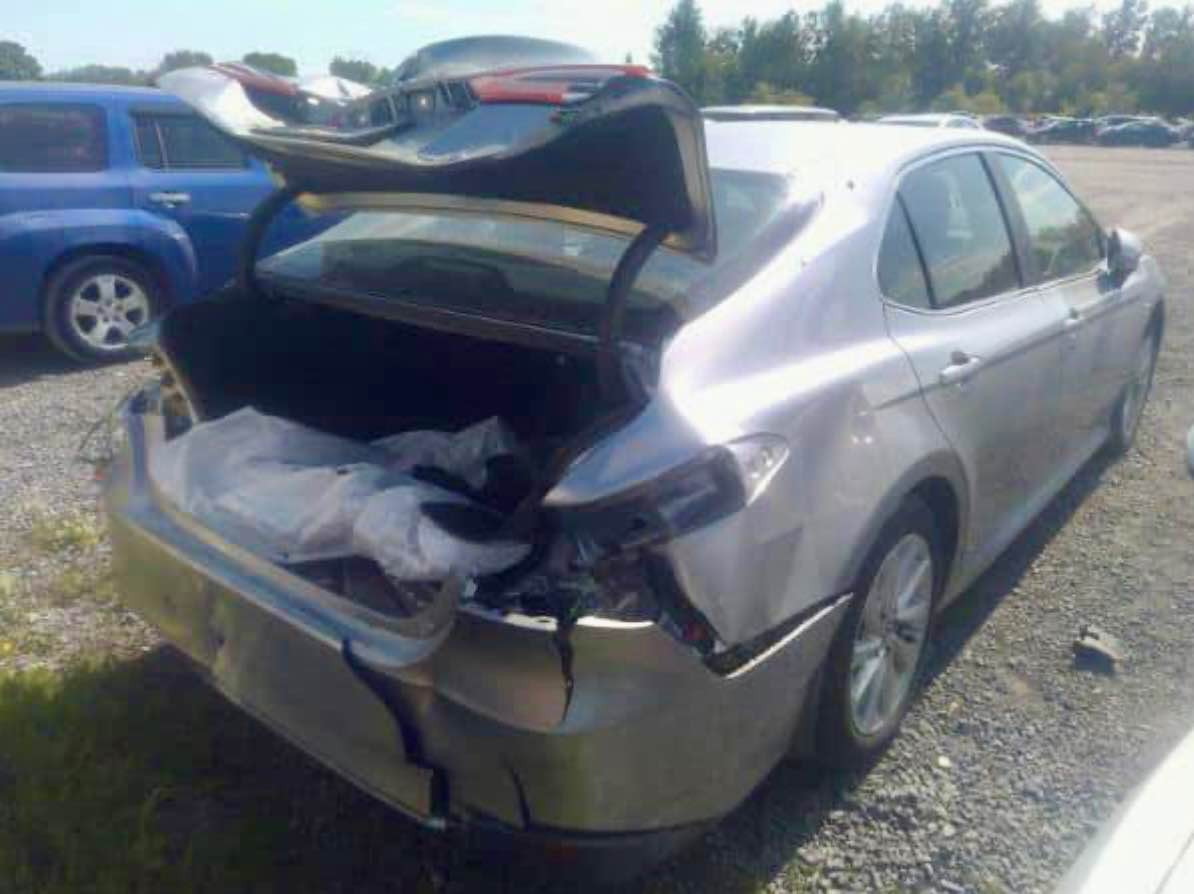 ‎السلام عليكم 
‎تيوتا كامري هايبرد 2023
Le
‎ماشيه 70.000 الف كيلو 
‎حادث صندوق فقط بدون ايرباك
220$$ 
‎ *********** بغداد بغداد, العراق
