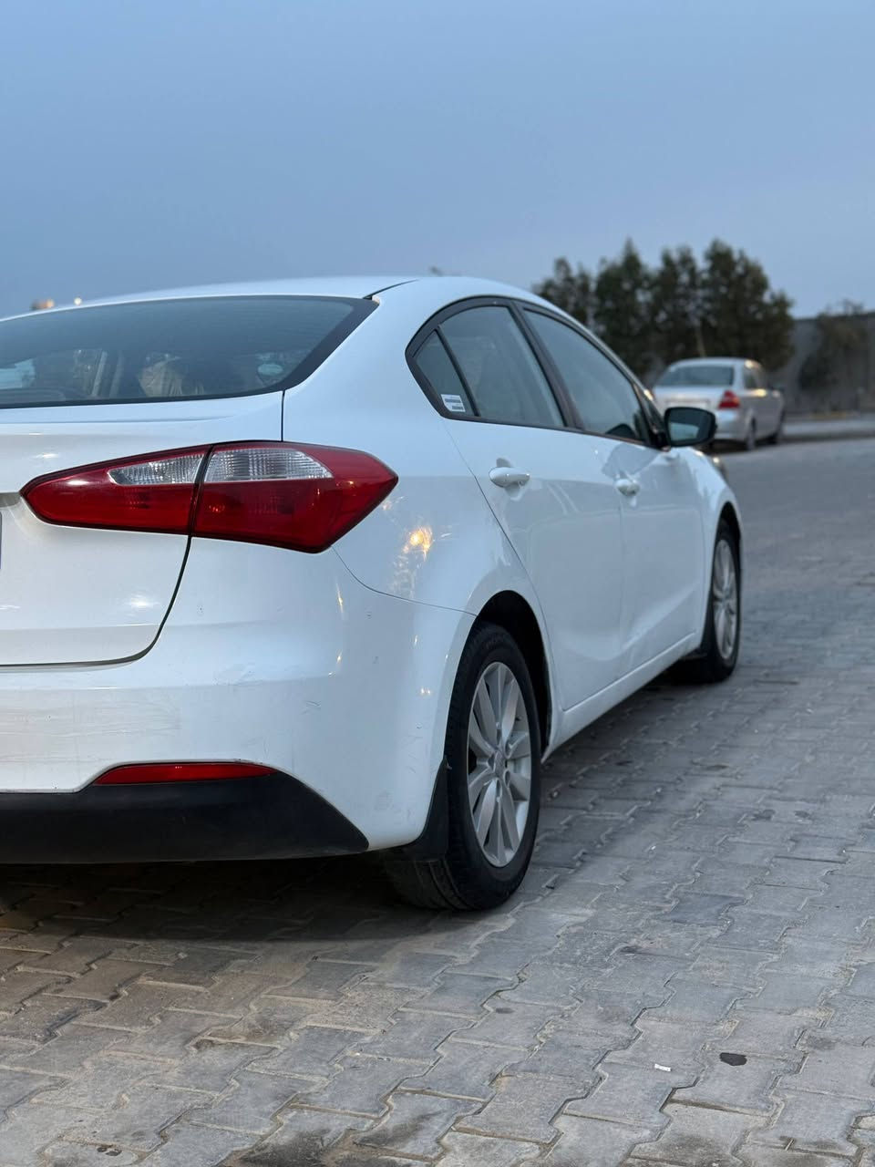 السلام عليكم اخوان
سيراتو 

2013

نص فول 

اربعه دسك 

تحكم ستيرن 

لد بلايت 

كير مكينه حداديه تبريد كله مشروط 

دوشمه عام رقم انكليزي اربيل

ستوه داخله هزه السياره 

تريد وكاله. تريد تحويل موجود

السياره بيه الباب الخلفي صوب العبري فقط ولباقي كله كفاله 

***********
