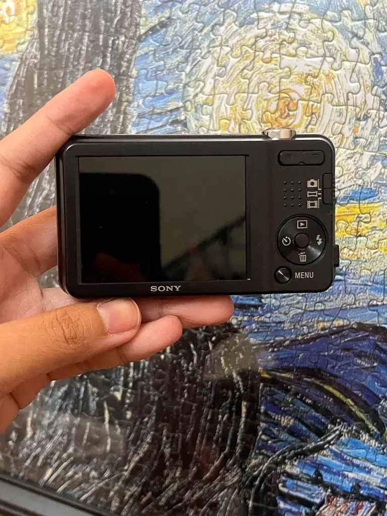 كاميرا رقمية من نوع Sony Cyber-shot DSC-W710. إليك بعض من مواصفاتها الأساسية:
دقة المستشعر: تتميز بدقة 16.1 ميجابكسل لالتقاط صور واضحة.
العدسة والتقريب: مزودة بعدسة سوني مع تقريب بصري (Optical Zoom) يصل إلى 5x.
تسجيل الفيديو: تدعم تصوير مقاطع الفيديو بدقة 720p عالية الوضوح.
الشاشة: تحتوي على شاشة LCD خلفية بحجم 2.7 بوصة لعرض الصور وضبط الإعدادات.
الميزات: تتضمن تقنيات مثل تثبيت الصورة البصري (SteadyShot) لتقليل الاهتزاز، وأنماط تصوير ذكية لسهولة الاستخدام. كربلاء, العراق


**إذا كنت صاحب هذا الإعلان وتريد حذفه لأي سبب، رجاءا أرسل رسالة إلى الدعم الفني**