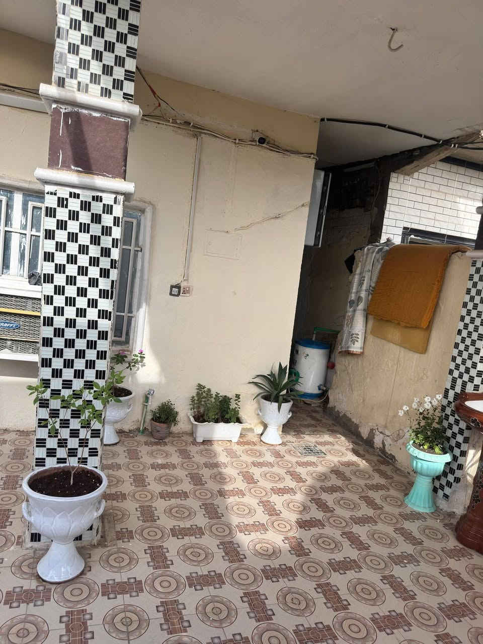 دار للبيع مساحة ٢٢٠ م طابو صرف 
الطابق الاول 
غرفتين نوم /صالة /استقبال / مطبخ / صحيات داخلية خارجية 
الطابق الثاني هيكل 
غرفتين نوم 
الموقع / الباشية خلف اسواق عباس الربيعي 
السعر ٨٠ 
*********** 
للأستفسار اكثر مراجعة مكتب الورد للعقار قرب فلكة الساعة مجاور مكتب الجزيرة مقابيل مركز الشباب
