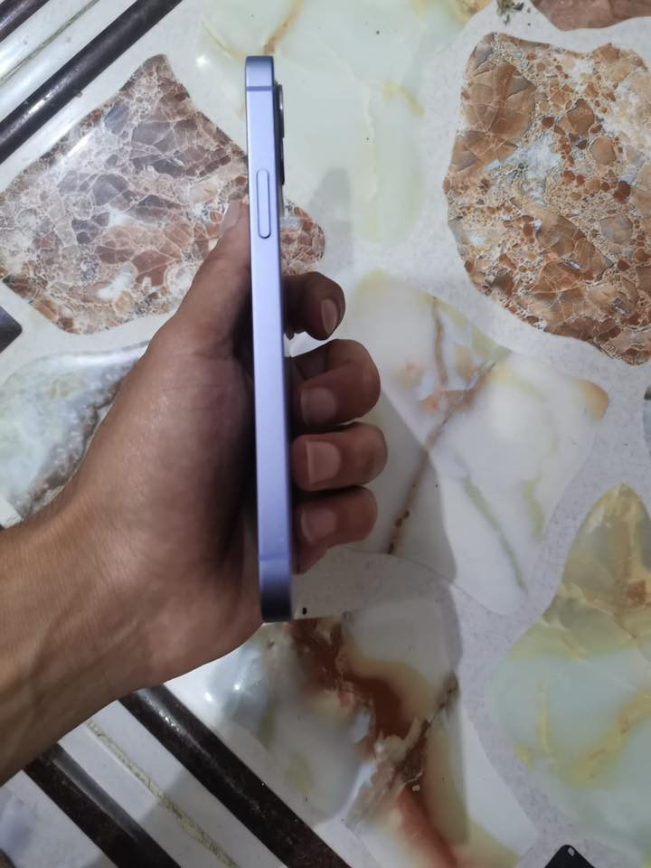 ايفون 12 عادي 
ذاكره 128
بطاريه 82 واكفه
كلشي مامبدل بي مامفتوح
تواصل واتساب***********
