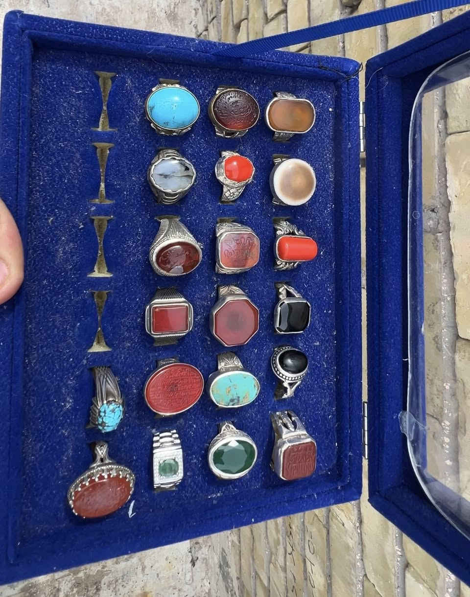 السلام عليكم اخوتي جبتلكم شلعه واحد عل واحد 20 قطعه وكله صياغات حلوه ومرتبه والأحجار اصليه وقديمه وكلهن يماني حلوات امانه الله القطع مو ثكال الصياغه مو ثكيله بس يدويه ومرتبه وكله فضه ٩٢٥ مشروط ابيع شلع ب 26 الف القطعه القطعه بدون عمله لا تعاملني مكاني بغداد المدينه واكو توصيل جميع المحافظات حته الطبله وياهن خلصوني 😂 ***********
