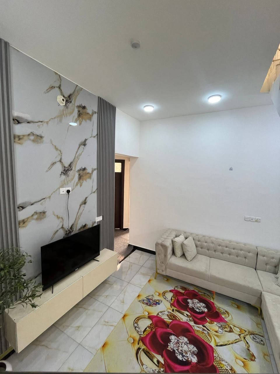 بيت للبيع – فرصة مميزة
🏠 المساحة: 100 متر (10×10)
🏢 طابق واحد
📑 مشمول بالتطويب
📍 الموقع: مجمع الروان – طريق النجف/الديوانية
📌 الامتياز: بداية المجمع، أول فرع على اليمين (موقع واضح وممتاز)
🔄 قابل للتفاوض الاتصال:
***********📞

بيت مناسب للسكن أو الاستثمار، موقعه حيوي وسهل الوصول
مكتب ضلال الرافدين للعقار
