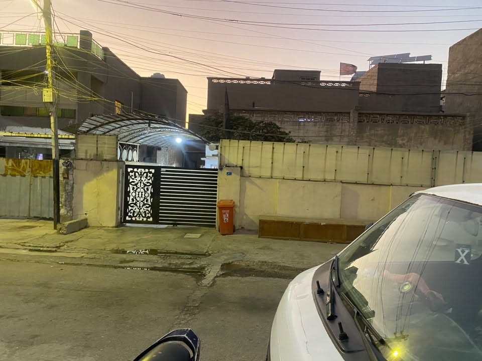 السلام عليكم بيت للبيع مساحه البيت ١٨٠ متر النزال ٢٠ والوجه ٩متر موقع البيت الزعفرانيه الربيع خلف مدرسه ايا صوفيا قرب جامع الرحمان البيت متكون من استقبال ومطبخ وخدمات وغرفه نوم فوك وحده حديقه مع كراج يتسع سيارتين المنطقه حلوه وهادئه البيت طابو ملك صرف الشارع عريض سعر المتر مليون ونص السعر الكلي ٢٧٠ موبايل 📱 ***********
