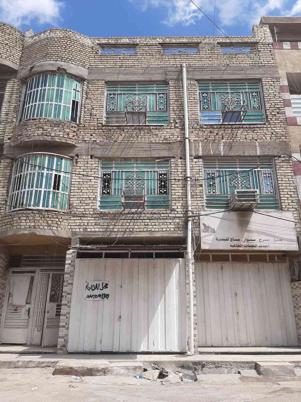 سلام عليكم بنايه للبيع طابو ملك صرف مشاع مساحه 100متر 10×10 مربع موقع تجاري مميز مطله على ثلاث شوارع تجاريه تتكون من ثلاث شقق+ محلات ٢ + كامل كاشي سيراميك  جاهزه   يحتوي الطابق الأرضي على غرفه نوم وصاله وخدمات وتكون معزوله ويحتوي الطابق الثاني على ثلاث غرف نوم وصاله وخدمات ويحتوي الطابق الثالث على ثلاث غرف نوم وصاله وخدمات  موقع بغداد منطقة العبيدي شارع الجامع العبيدي  مأجره بل كامل  سعر خاص للإستفسار الاتصال على الرقم ابو علي : ***********
