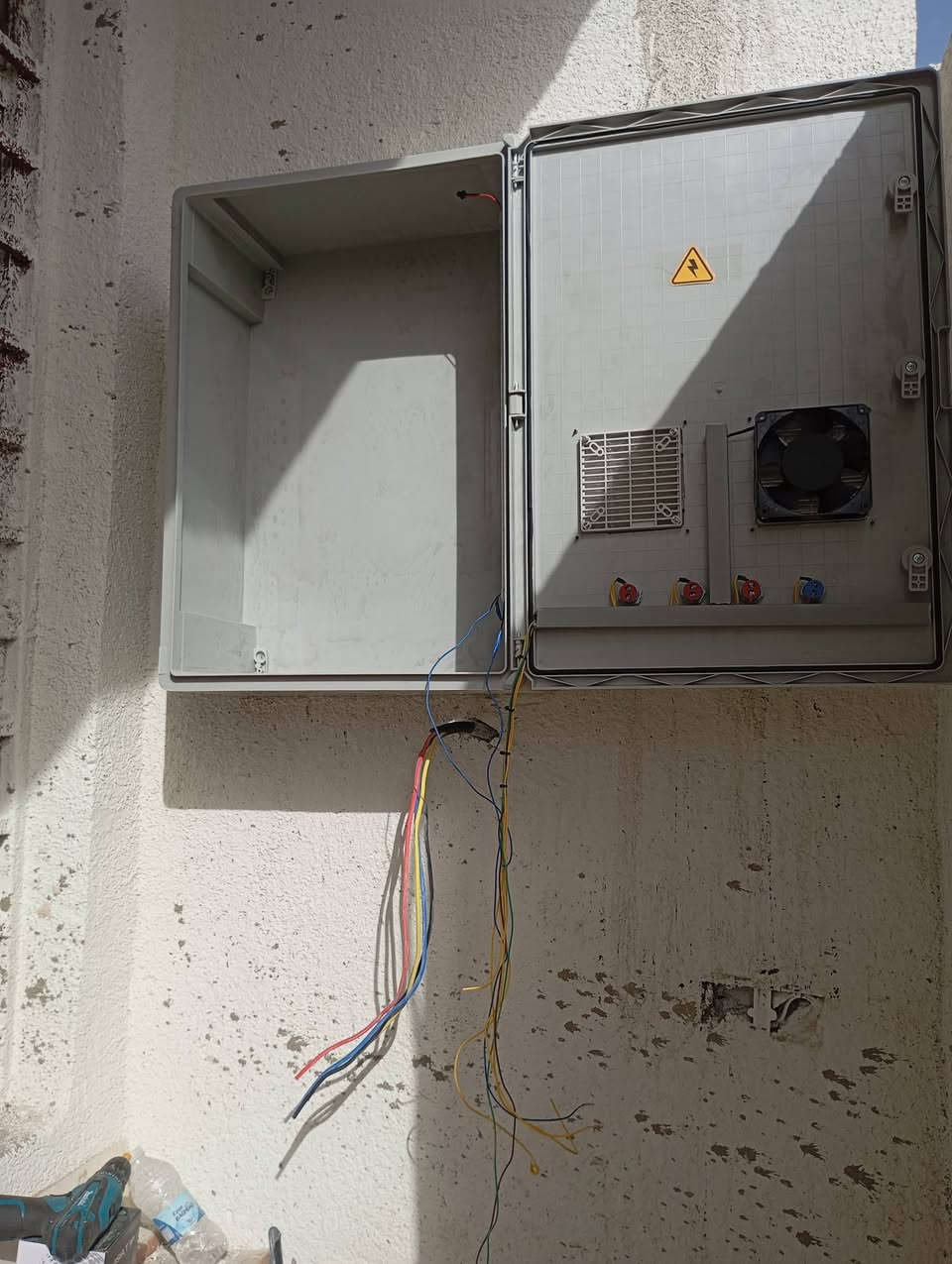 الكهرباء ليست فقط مهنة لكسب العيش ، الكهرباء فن ابداع عشق ، فمن أحب عمله أبدع فيه .
ابو مؤمل الاسدي 
***********
بغداد /مدينة الصدر و المناطق المجاورة لها 🌹
