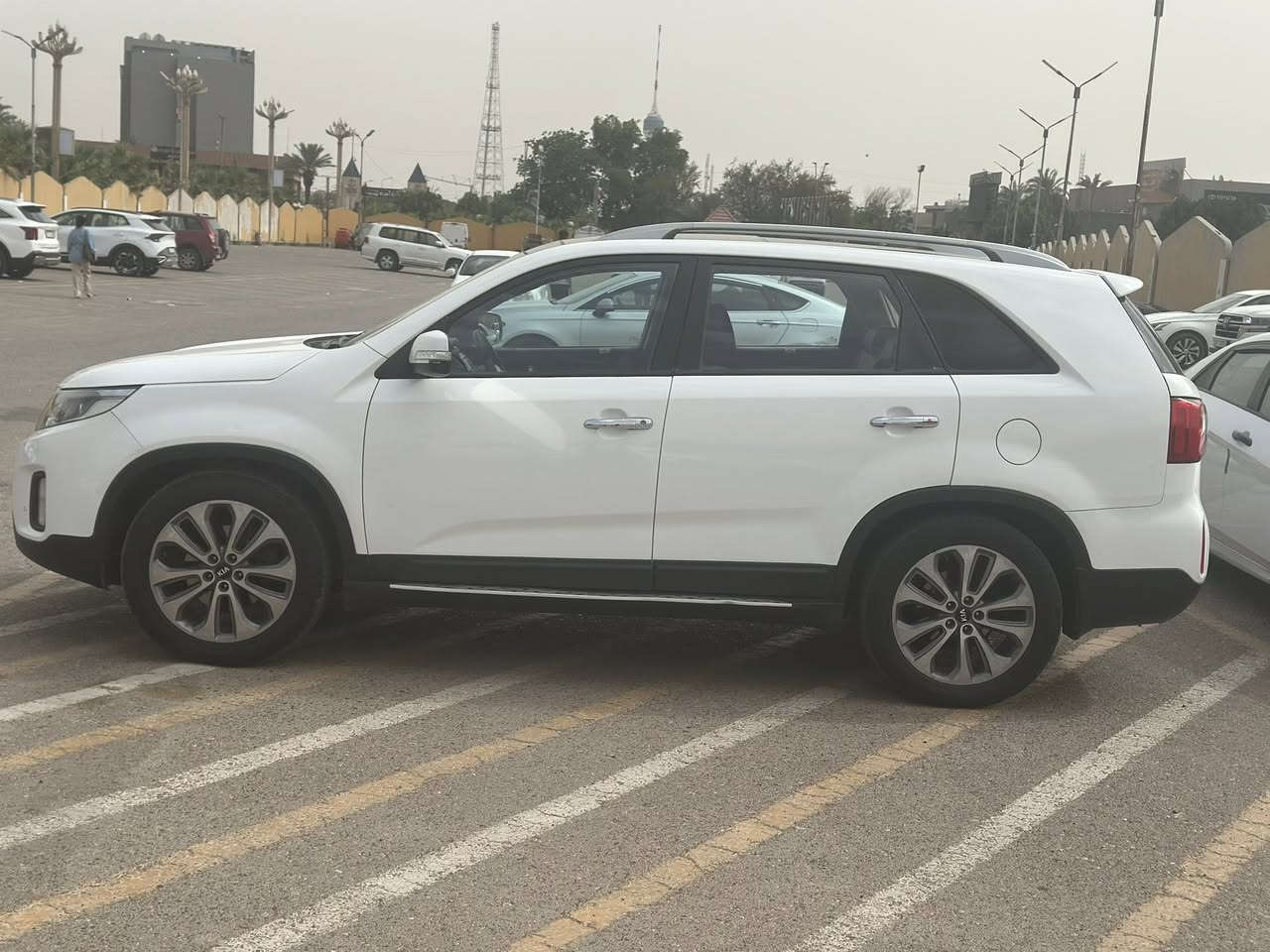 السلام عليكم سورنتو ٢٠١٣ خليجي مشروع وطني باسمي مواصفات محرك ٦ سلندر  و ٧ راكب و ٣ قطع تبريد و بانوراما و جلد و كرسي كهرباء و مري شفط و اشاير بلمري و شاشه و حساس امامي و خلفي و بك لايت لد و سياره جاهز تخم تاير و صدر و تبريد ثلج و السعر ١٦3 ورقه  بيهه شويه بارد جوه قبق البانزين و مكان السياره حي الجهاد و هذا رقمي ***********
