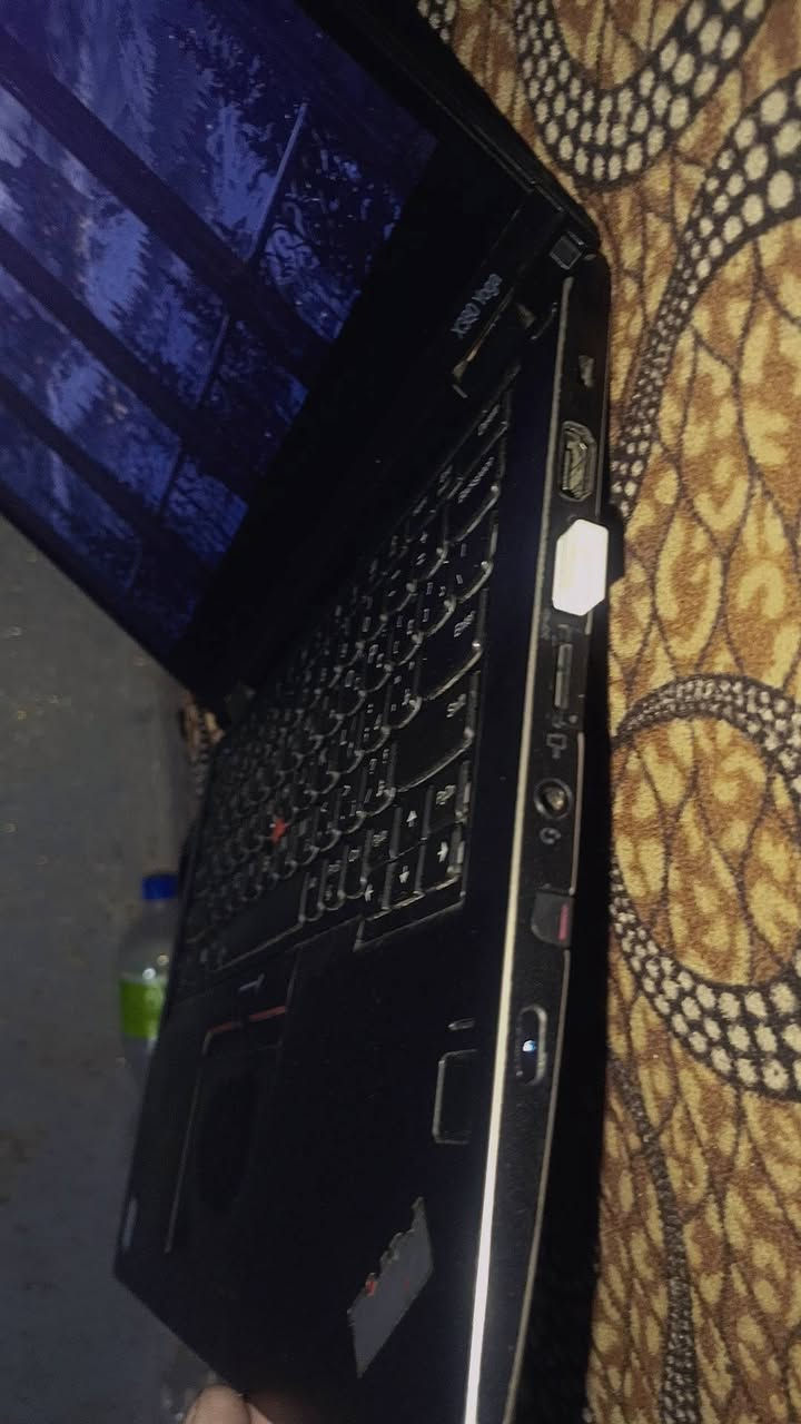 ماعندي توصيل مكاني ديالى بعقوبة 
💻 للبيع او مراوس بايفون 13: لابتوب Lenovo ThinkPad X380 Yoga (2-in-1)الجهاز من الفئة الاحترافية (ThinkPad)، يتميز بأنه متحول 2 في 1 (لابتوب وتابلت في نفس الوقت) مع شاشة قابلة للطي 360 درجة ودعم كامل للمس والقلم المدمج. مثالي جداً للدراسة، العمل المكتبي، التصميم الخفيف، والتصفح.المواصفات الفنية:المعالج (CPU): Intel Core i5 / i7 (الجيل الثامن) - أداء قوي ومستقر.الشاشة: 13.3 بوصة بدقة Full HD (1920x1080) شاشة لمس (Touchscreen) بألوان ممتازة وتقنية IPS.الميزة الخاصة: ينطوي 360 درجة + يحتوي على قلم ذكي مدمج داخل اللابتوب (يُشحن تلقائياً عند إدخاله).الهارد (Storage): نوع SSD NVMe سريع جداً بسعة 256 جيجابايت (المساحة الفعلية المقروءة 238GB).كارت الشاشة (GPU): Intel UHD Graphics 620 (يقرأ الذاكرة الأساسية 128MB ويسحب تلقائياً من الرام عند الحاجة).المنافذ: يحتوي على منفذ Thunderbolt 3 سريع جداً، منافذ USB 3.0، ومنفذ HDMI للشاشات الخارجية.الميزات الإضافية: جسم قوي ومتين (مقاوم للصدمات)، لوحة مفاتيح مريحة جداً، وزن خفيف وسهل التنقل.


**إذا كنت صاحب هذا الإعلان وتريد حذفه لأي سبب، رجاءا أرسل رسالة إلى الدعم الفني**
