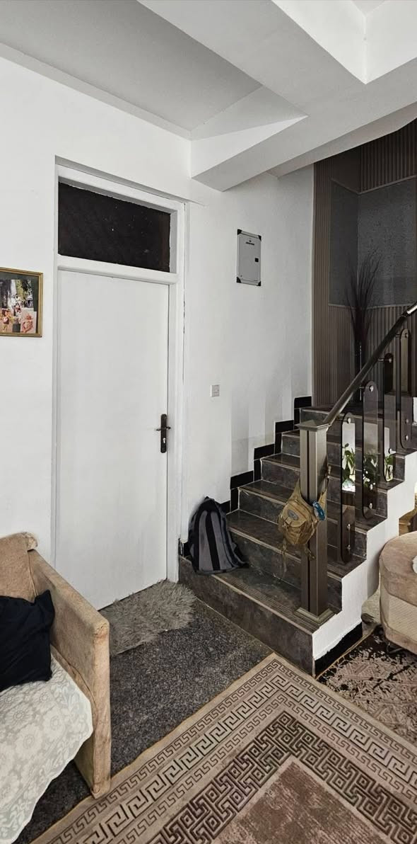 عقار للبيع
#الدوره زراعي ابو طياره. 

 الموقع تجاري على الشارع العام

المساحه. 100 بي قرار قاضي 

يحتوي الطابق الاول  مطبغ. وصاله. وهول حولي 

وغرفه نوم  ومنور وصحيات 

الطابق الثاني  غرفتان نوم وصحيات وغرفه غساله 

الثالث بيتونه  

كامل من كل شي  ومزود بالديكورات 

هـ ***********

ملاحضه غير متواجد ع الفيس
