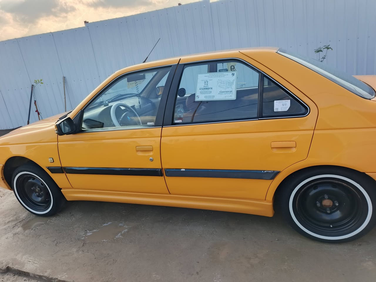 السلام عليكم سياره للبيع بيجو موديل 21 حداديه جديده اسبوع مسويه كفاله عامه مكانين بارد من عده الصبغه مصفره هيئه وغرامات وهزه جديده رقم قادسيه مكان السياره الديوانيه السياره بسمي السعر 68 
رقم ***********
