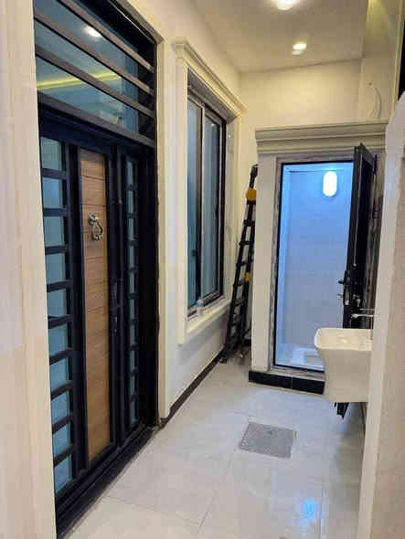 بسم الله ماشاءالله : ع شغل  تمتع بأفضل وسائل الراحة في عقاراتنا الفاخرة!"
🔹بيت مساحة 100م-  واجهة 6،250 -نزال 16 

▪️فول مواصفات  
البيت يحتوى على( 4 غرف نوم مع 2حمامات)

 *الطابق الاول يحتوي على استقبال ومطبخ وصالة كبيرة وغرفة نوم مع حمام ملكي مع منور

*الطابق الثاني3غرف نوم مع حمام

*الطابق الثالث  بيتونه 

المواصفات //

رفت 40مع بتلو 10 يعني صار 50 والصور كلها موجودة من بداية البناء اما السبتتنك تجي وتشوف بعينك ع شرط غرفة نوم مسويها

ارضية كلها 60×60وتطبيك الارضية فرش حصو مع بسيس بالاضافة الى مادة

المطبخ والحمامات والحولي كلها تطبيك الواح وليس سيراميك

بورد نظام كامرات وانترنت مخفي

ابواب تركي اصلي ضمان مع ابواب حمامات المنيوم

مغاسل تعليك مع غربية تعليك نوع توته

حمامات الواح مع خلاطات تركي اصلي

البيت جبسن بورد مع انارات بروفايل وانارة مخفية

بوكسات خارجية للغاز والماطور مع تانكيات عدد 1 الف لتر

🔹نوع العقار طابو زراعي سند٢٥
🔸الدورة -البوعيثة -السلطان الثالث 
🔻البيت باسمي مباشر بدون دلاليه 

اتصال 
‭***********
