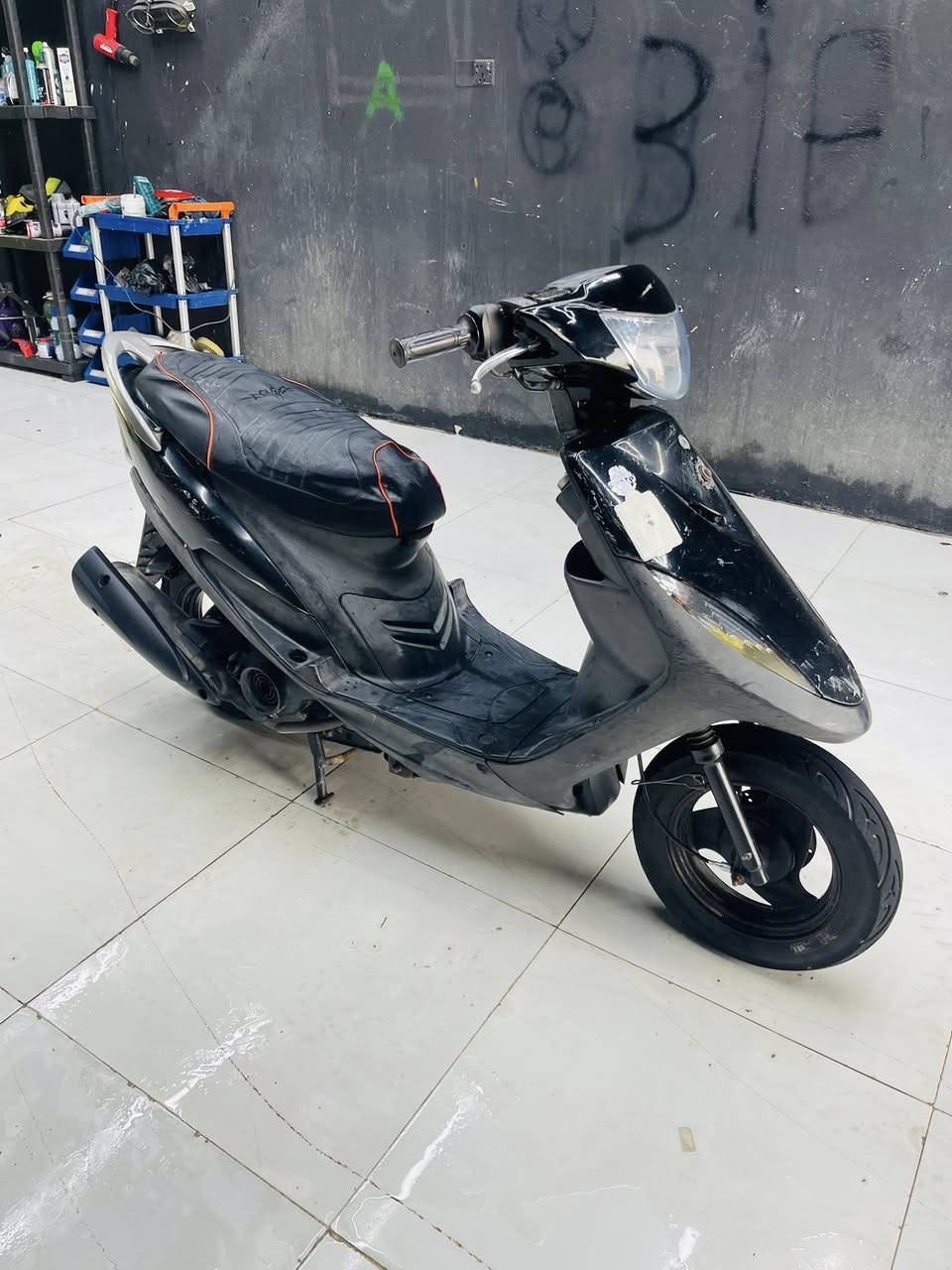 سعرها 650  وبيها مجال
ماكس عدلة 2006 شلعة ومعدل بلاد 
مكينة مفتوحة على البلاد  فقط ولفات اصلية وشرط الفحص وين ما يعجبك تفحص افحص وخرسة الدراجة 
وكلها مختمة منطول الطول اي شي بل دراجة مختم وختم واحد وبي المكينة 
كله شغاله اي نقص ما بيها 
سلف كهربائيات منطول الطول كلهن شغالات 
دراجة حلوه ونضيفة فقط المكينة مفتوحة وفتح وكالة وخرسة المكينة 
العنوان/العمارة/ الماجدية 
اتصل : ***********
