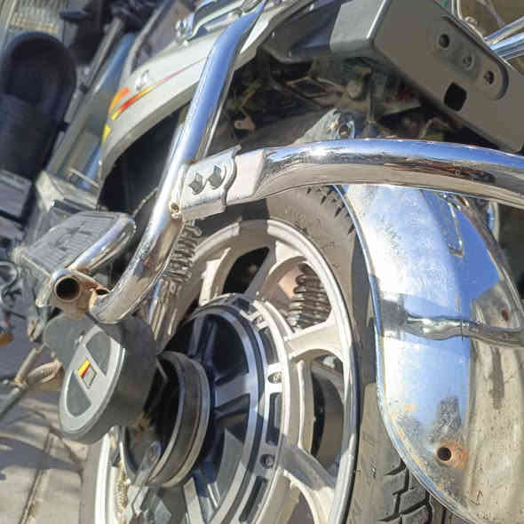 السلام عليكم دراجه شحن للبيع بدون بطاريات (السعر 280وبي مجال) والدراجه نفس النضافه بصوره 
الاتصال على الارقام ***********
***********
