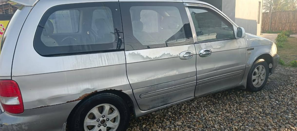 السلام عليكم كيا كرنفال للبيع موديل 2005 بدون رقم منفيس كير ومكينه وحداديه جديده دواخل نضيفه اكله وجاهزه مانقصها شي السعر 20ورقه وبيها مجال  بسيط للاتصال على الرقم ***********
