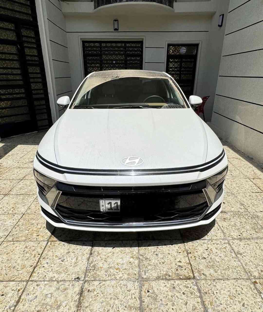 سوناتا 2024  ( خـليـجـي ) بعدها زيرو  بريحه الشركه  كفاله رقم بغداد بسمي عامه ماشيه 9000
الأداء والمحرك (المواصفات القياسية)
• المحرك: 4 أسطوانات (Smartstream) سعة 2.5 لتر.
• القوة الحصانية: حوالي 191 - 194 حصان.
• عزم الدوران: 245 نيوتن متر.
• ناقل الحركة: أوتوماتيكي بـ 8 سرعات.
• نظام الدفع: دفع أمامي (FWD).
• استهلاك الوقود: موفرة جداً، بمعدل تقريبي 16.3 كم/لتر (يختلف قليلاً حسب ظروف القيادة).
2. التصميم الخارجي
• الإضاءة: تتميز بشريط إضاءة LED ممتد في المقدمة يسمى "Seamless Horizon Lamp" يمنحها مظهراً مستقبلياً.
• المصابيح: مصابيح أمامية LED (نوع MFR) وإضاءة خلفية LED متصلة.
• الجنوط: تأتي بقياس 16 أو 17 بوصة من الألمنيوم في الفئة القياسية.
• المرايا: جانبية كهربائية مدمج بها إشارات انعطاف LED.
3. المقصورة والتقنيات الداخلية
• الشاشات: شاشة معلومات وترفيه تعمل باللمس مقاس 12.3 بوصة (أو 8 بوصة في بعض الأسواق لنسخ الفليت)، تدعم Apple CarPlay و Android Auto.
• لوحة العدادات: رقمية بسيطة مقاس 4.2 بوصة LCD تتوسط العدادات التقليدية.
• المقاعد: مكسوة بالقماش عالي الجودة مع تحكم يدوي أو كهربائي بسيط لمقعد السائق.
• التكييف: نظام تكييف هواء يدوي مع فتحات تهوية خلفية.
4. أنظمة السلامة والأمان (Standard)
تتميز سوناتا بأنها توفر حزمة أمان جيدة حتى في أقل فئة:
• وسائد هوائية أمامية مزدوجة (للسائق والراكب).
• نظام تثبيت السرعة (Cruise Control).
• حساسات ركن خلفية للمساعدة في الاصطفاف.
• نظام منع انغلاق المكابح (ABS) وتوزيع قوة الفرامل إلكترونياً (EBD).
• نظام مراقبة ضغط الإطارات (TPMS).
ماشيه9000km 
مكان السياره بغداد 
الاستفسار

‭0771 467 3844‬
