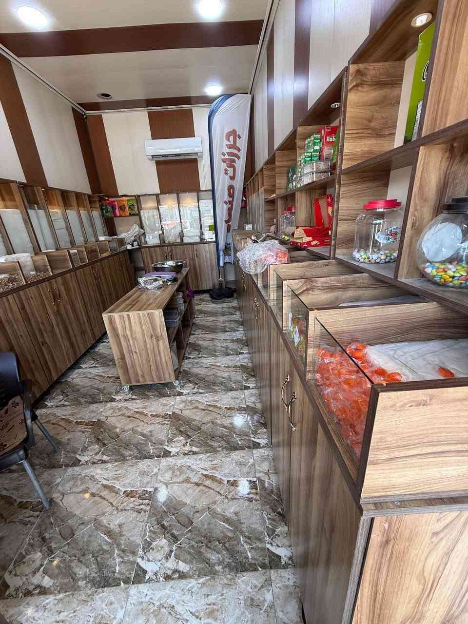 ديكور محل جرزات للبيع
يتكون من 11 دولاب خشبي مع قطعة علوية على شكل رف لكل دولاب 
خشب ثقيل و جديد و بحالة ممتازة  مع ميز وسطي  و زاويتين و رف خشب جداري 

للتواصل ***********

العنوان:  برطلة ـــ المدخل الرئيسي
