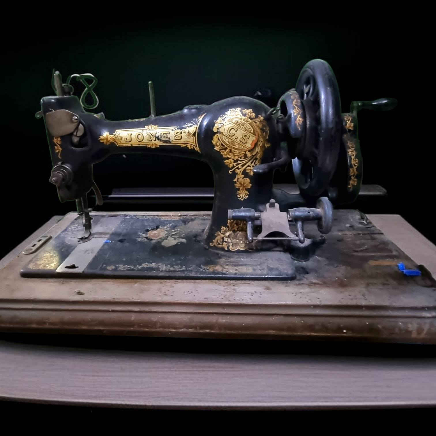 لدي 3 منها، كلها مجرد للعرض فقط، غير عاملة، قديمة 🕰️، واحدة مع علبة 📦، واحدة بدون علبة، وعلبة واحدة مكسورة شوي 😕.
سأبيعها كلها، 
واحدة 99$ مع العلبة  💰📦، 
واحدة 89$ مع العلبة المكسورة 💸🛠️، واحدة 79$ بدون علبة 🆓.

رقمي، اني موجود باسليمانية
مقابل محكمة قديمة 🤍
واتصاب : 
0774 010 4374
موجود توصیل الی باب بیتک..
توصیل مجاني لمن يأخذ المنتج، 
لمن لا يريد المنتج التوصيل 7 الف فقط 🙂
