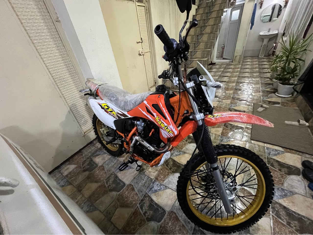 مۆدێل 2023
مەکینە200cc
بەشەرتی گێڕ و  مەکینەوە تایە بۆ تایە بە شەرت
زۆر زۆر پاک ماوەتەوە
هەموو شتی بیلادی و شەریکەیەو دەست کاری نەکراوە
تاییەکنیشی بیلادین
 زۆر کەم لیخوردراوە سپی بونەوەو .شکاوی و لەحیمی نییە....
ڕانییە٩٨٠هەزار و معامەلە 
*********** رانية, السليمانية
