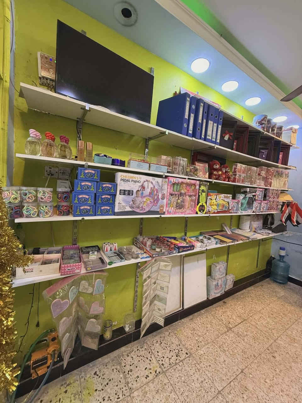 فرصة استثمارية مميزة – مكتبة للبيع 
 في موقع استراتيجي وحيوي ومميز،

يوجد قرب المكتبة ٤ مدارس كل مدرسة اداوم شفتين يعني 8 مدارس قرب المكتبة،

تتمتع المكتبة بسمعة جيدة وقاعدة زبائن ثابتة بجانب مدرسة تعمل بنظام الفترتين الصباحية والمسائية، مما يضمن حركة مستمرة للطلاب وأولياء الأمور طوال اليوم.

✅  موقع ممتاز وحركة نشطة
✅  قاعدة زبائن جاهزة
 ✅ مناسبة لبيع القرطاسية واللوازم المدرسية والخدمات المكتبية
✅ تجهيزات كاملة و أرفف منظمة
✅ تشكيلة متنوعة من القرطاسية واللوازم المدرسية والمكتبية
✅ موقع مناسب وقريب من المدارس والمناطق السكنية 
✅  يوجد ماكينة كتر
✅ جاهزة للاستمرار والعمل مباشرة دون الحاجة لتجهيزات إضافية
✅ فرصة ممتازة للراغبين في بدء مشروع ناجح 

سبب البيع: التفرغ لأعمال أخرى.

العنوان:بغداد ابو دشير شارع مستوصف التحدي قرب مدرسة الفيالق

سعر المكتبة 4 مليون

للمهتمين والاستفسار يرجى التواصل خاص


**إذا كنت صاحب هذا الإعلان وتريد حذفه لأي سبب، رجاءا أرسل رسالة إلى الدعم الفني**