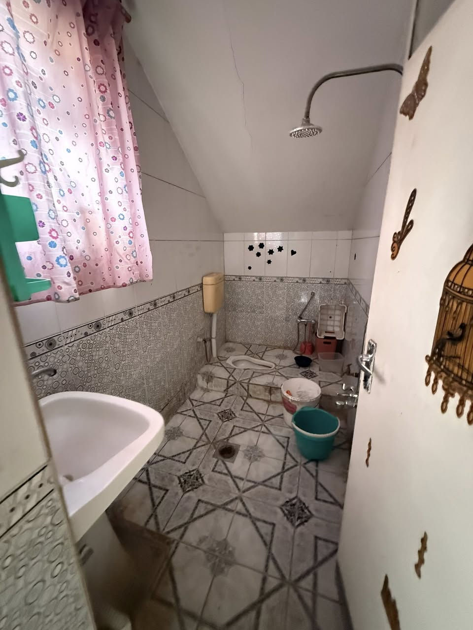 #للايجار____في_____السيدية
دار مساحه 100 متر 

يحتوي على غرفة وصاله ومطبخ وحمام 

بدل الايجار 500 الف 

للأستفسار ***********
