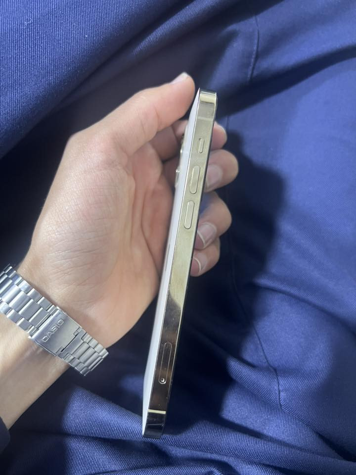 السلام عليكم
جهاز آيفون ١٢برو فقط  ذاكره ١٢٨ بطارية ٨٠ الجهاز على وضع الشركة كلشي ممبدل بي تفحص بكل مكان اكرر برو فقط مو برو ماكس 
*********** بي واتساب هم
