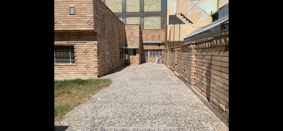 الايجار بيت حي الظباط المساحة ٥٨٥ متر قرب مصرف العقاري طابوق واحد يحتوي على ٣ غرفه وكليدور واستقبال ومطبخ عدد ثنين بدون سيراميك وحديقة كبيرة السعر 850 الاتصال ***********
