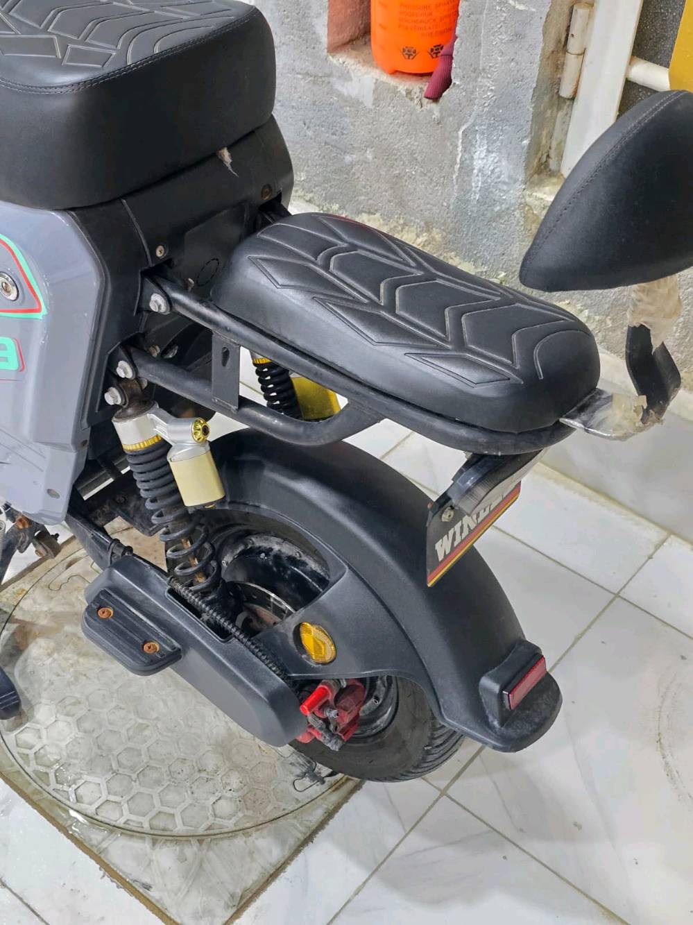 أبيع سكوتر كهربائي WINLEE R9، شكله نظيف ومميز، بيه شاشة رقمية، إضاءة LED، وضع بارك، ومفاتيح تشغيل، وكعدته مرتبة ومناسبة للاستخدام اليومي. السكوتر ظاهر بحالة زينة ومهيأ للتمشي، واللي يهم المشتري يتأكد من التفاصيل قبل الشراء.