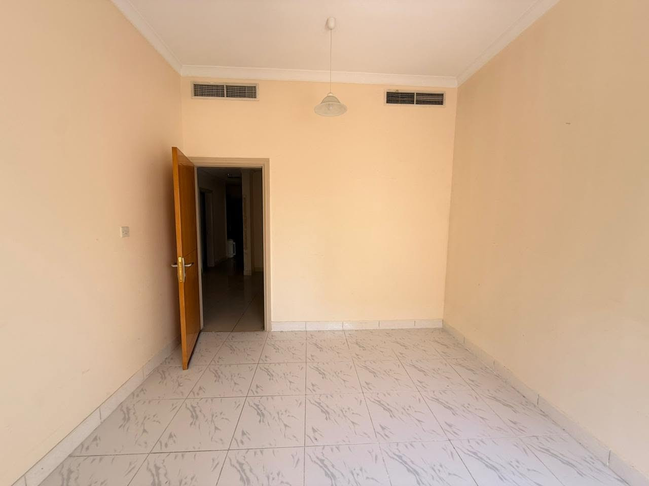 📞 @ [12***********959:13708:056 946 1030]

🏡✨ **شقة 3 غرف وصالة للإيجار – المجاز 3 | الشارقة** ✨🏡

فرصة مميزة للسكن العائلي في منطقة المجاز 3، بمساحة واسعة وإطلالة مفتوحة وموقع حيوي قريب من جميع الخدمات.

🔹 **تفاصيل الشقة:**
🛏️ 3 غرف نوم
🛋️ صالة واسعة
🚿 4 حمامات
🌇 إطلالة مفتوحة
📐 مساحة كبيرة ومريحة للعائلات

📍 **الموقع:**
المجاز 3 – الشارقة
📌 قريب من الكورنيش وجميع الخدمات والمرافق الحيوية

🎁 **مميزات إضافية:**
📄 تصديق العقد على المالك

💳 4 دفعات

📞 **للتواصل والاستفسار:**
📞 @ [12***********959:13708:056 946 1030]

#شقة_للإيجار 🏠
#ثلاث_غرف_وصالة
#المجاز3 #الشارقة
#4_حمامات
#إطلالة_مفتوحة 🌇
#عقارات_الشارقة ✨
#سكن_عائلي 🏡
