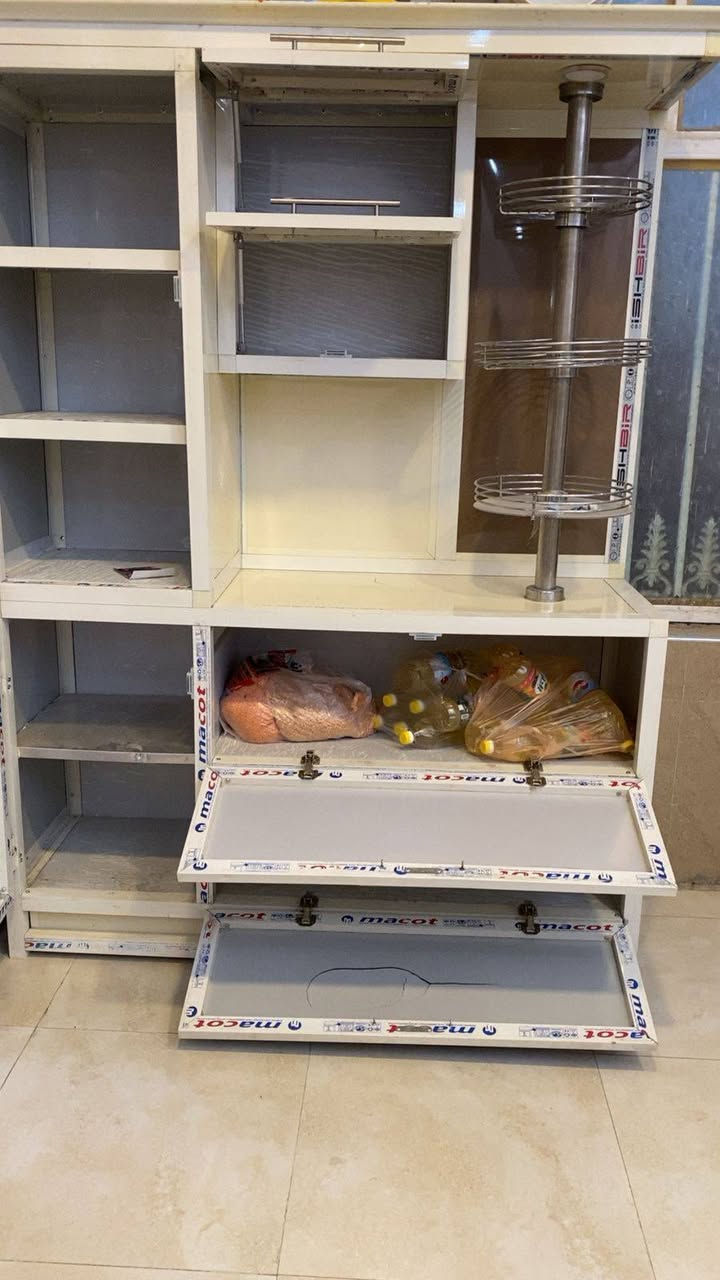 كاونتر نضيف كولش ممستخدم
كراسي عدد ٦


**إذا كنت صاحب هذا الإعلان وتريد حذفه لأي سبب، رجاءا أرسل رسالة إلى الدعم الفني**