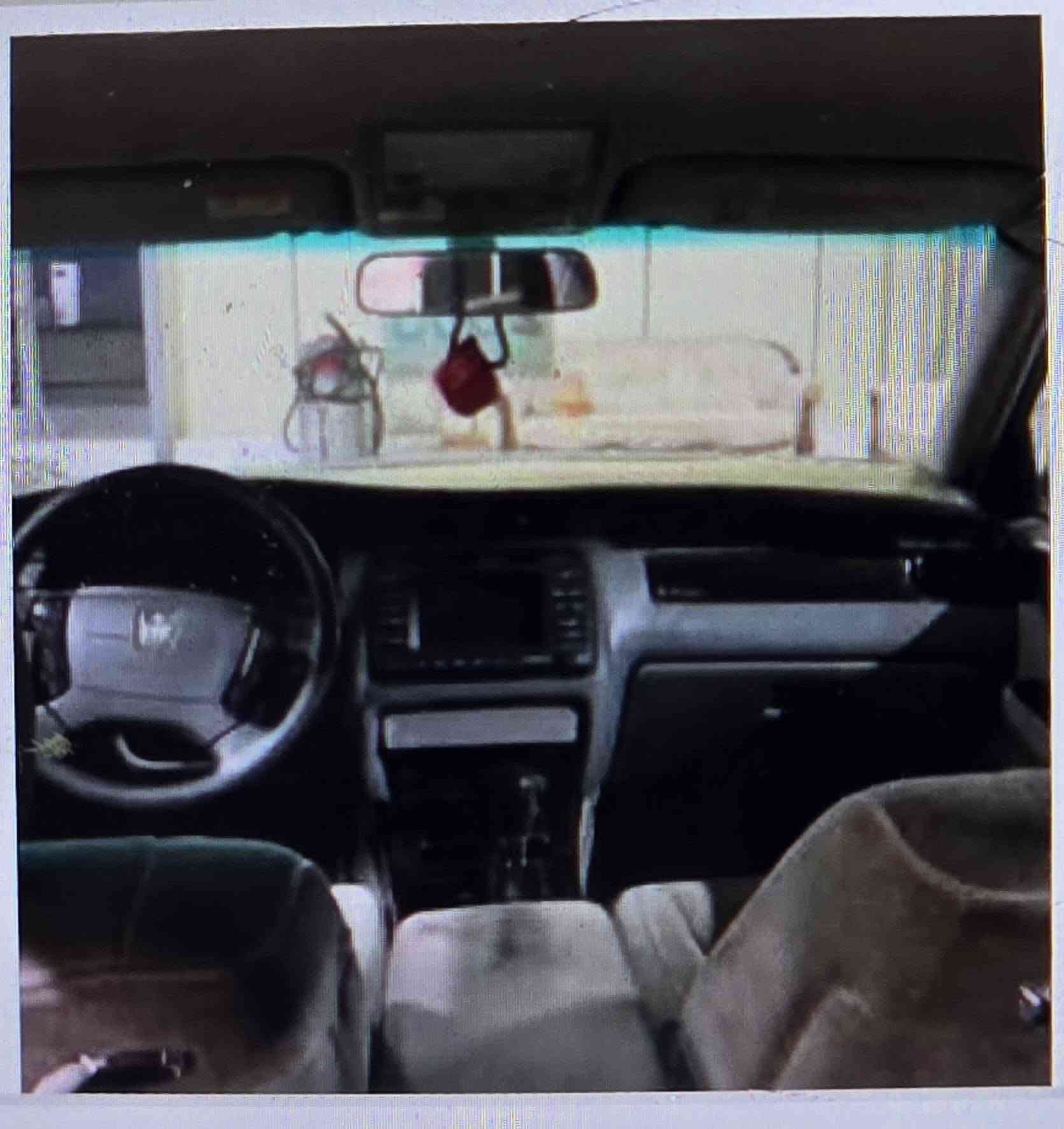 مەلیکە 2003 بڕاوە
مەکینەی بچوکی دیفۆرت 
دوای کریستاڵ پێش عادی 
شاشە
بەنزین زۆر کەم ئەخوا 
بەشەرتی تەبرید ساردو گەرم 
دوو دوگمە 
پەردەو چوار کوشن کارەبا 
بێ نوقسانی شوێن کەلار 
ژمارەی خاوەنی :***********
