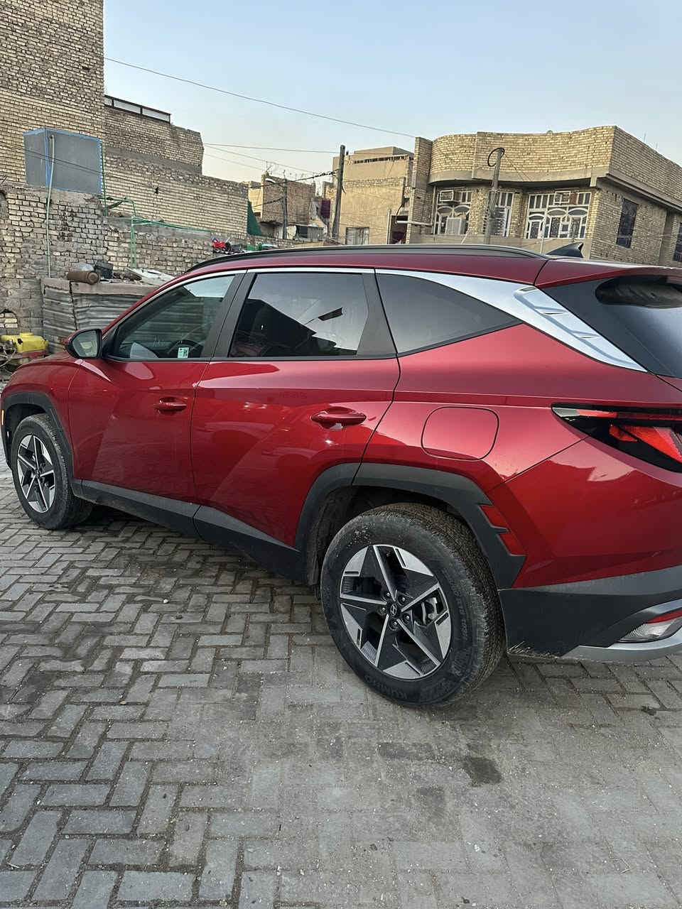 توسان 25 فول ع الفتحه
ماشيه4000 
وارد امريكي 
حادث امامي 
واذا ع باب الله بيهه خبزه اخلي للمشتري 
***********
