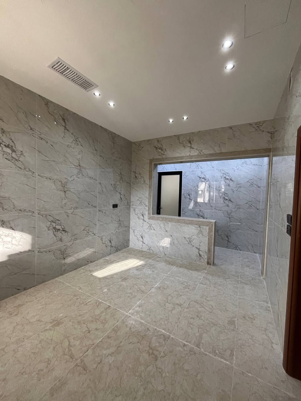 - للبيع في حي البكر، مساحة 165 متر مربع.
- الواجهة: 7.5 متر. #حي_البكر
- البناء حديث زيرو، تسليم مفتاح.
- سند طابو زهور، شرط تحويل وقرار تمليك.
- مكون من طابقين:
- الطابق الأرضي: كراج، هول، استقبال، مطبخ، صحيات، غرفتين نوم. #مكتب_قصر_الامراء_العقاري 
- الطابق الثاني: ثلاث غرف نوم، صحيات، هول بيتونه سطح
للاستفسار حول السعر والتفاصيل الاتصال على الرقم *********** متوفر واتساب
