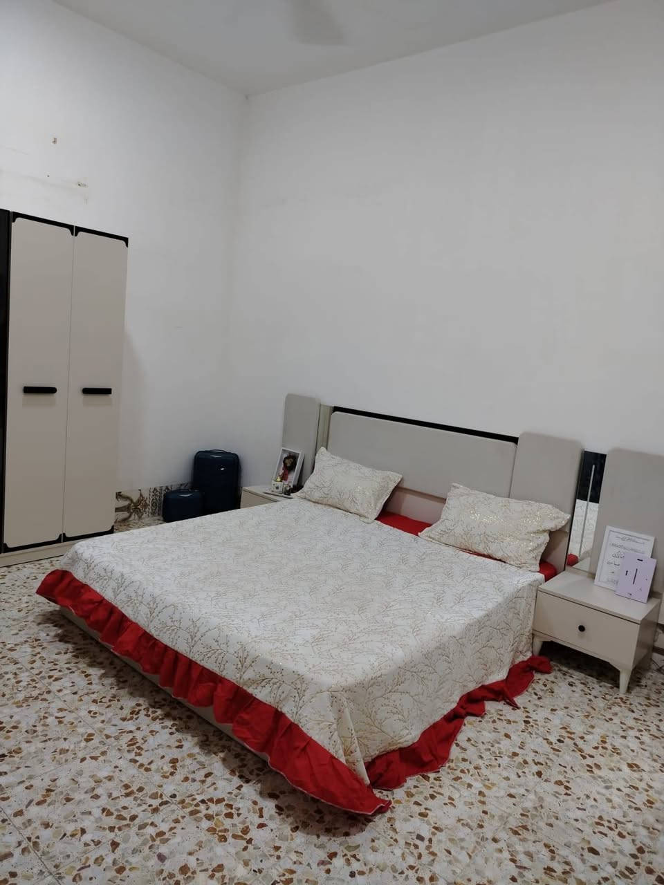 سلام عليكم بيت للبيع الموقع ابو غرق حي المرتضه عل شارع وره المدرسه المساحه ١٥٠ م طابو صرف بناء ٢٠٢٤ طلبوك غرفتين نوم أو هول أو مطبخ أو استقبل صحيات داخليه أو خارجي ***********
