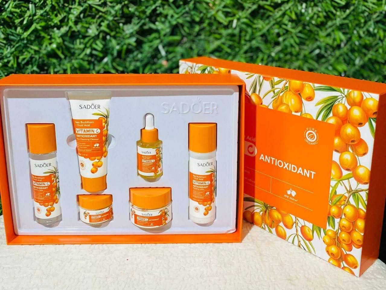 🍊 بوكس فيتامين C من SADOER 🍊  
سر الإشراقة والنضارة ببكج واحد متكامل ✨  

إذا تعانين من بهتان، تصبغات، أو تعب بالبشرة  
هذا البوكس راح يرجع الحيوية لبشرتج من جديد 💛  

✨ ينطي إشراقة طبيعية  
✨ يوحد لون البشرة  
✨ يقلل التصبغات والبقع  
✨ يرطب وينعم البشرة  
✨ مناسب للاستخدام اليومي  

📦 البوكس يحتوي على مجموعة كاملة للعناية  

سعر البكج


**إذا كنت صاحب هذا الإعلان وتريد حذفه لأي سبب، رجاءا أرسل رسالة إلى الدعم الفني**