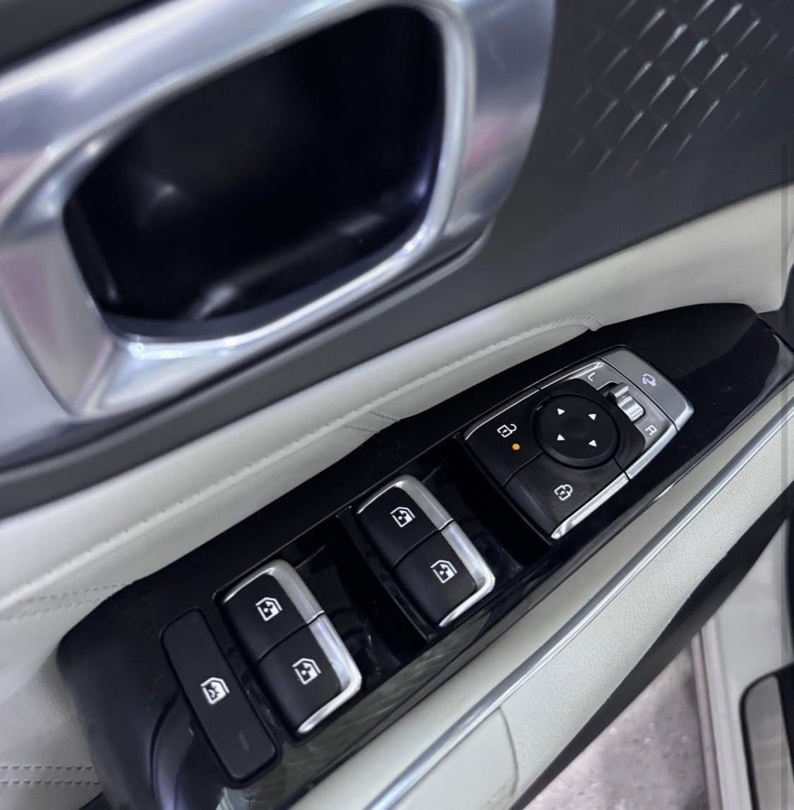 سورنتو 25 رقم بغداد الجديد،ماشية 5 الف  ضمان الدولية  5سنوات فئة 4X يعني اعلى فئة بسورنتو  فور ويل  مقاعد جلد  مقاعد تبريد تدفئة بنوراما 4 كامرات داتاشو ويل 20  كراسي كهرباء جنطة كهرباء  درايف مود ( 7 أنظمة قيادة )  اوتو هولد  مساعد انحدار مانع انزلاق هندبريك دكمة بردة ابواب خلفية انارة داخلية ليزرية متغيرة لد LED امامي وخلفي  لايت زنون عالي ناصي وباقي المواصفات معروفة    السيارة بيها بحافة الصندوق مكان بارد مقدار 20سم موضح بصورة   وباقي السيارة مكفولة كفالة عامة   السعر 363 مع مجال بسيط   ***********.
