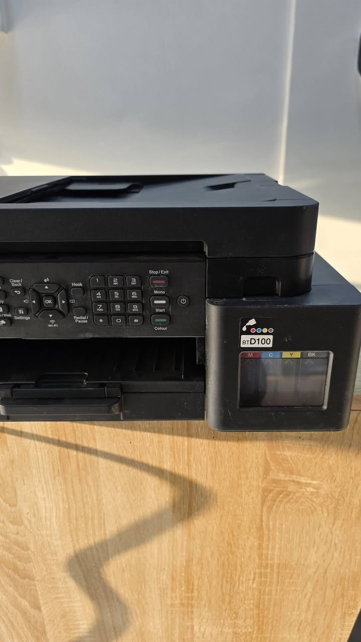 بيع طابعة   مع احبار
الاستخدام اقل من شهر 
سبب البيع :  لدينا اكثر من طابعة
 السعر  مع الاحبار 340 واكو مجال

مواصفات
📌 الطراز: Brother MFC-T930DW
📌 النوع: طابعة بخزان حبر قابل للتعبئة + ماسح ضوئي + ناسخ + فاكس (All-in-One) �
📌 وظائف: طباعة – مسح ضوئي – نسخ – فاكس �
📌 تقنية الطباعة: خزان حبر (Ink Tank) �
📌 سرعة الطباعة: ~17 صفحة/دقيقة (أسود) و ~16.5 صفحة/دقيقة (ألوان) �
📌 دقة الطباعة: حتى 1200 × 6000 dpi (جودة عالية) �
📌 الطباعة على الوجهين: تلقائية (Duplex) �
📌 سعة الورق: حتى 230 ورقة (150 + 80) �
📌 ماسحة ضوئية: حتى 1200 × 2400 dpi �
📌 وحدة تغذية المستندات التلقائي (ADF): نعم، حتى 20 ورقة �
📌 الاتصال: USB 2.0، Wi-Fi، Wi-Fi Direct، Ethernet �
📌 شاشة: شاشة LCD ملونة صغيرة للتحكم بالإعدادات �
📌 الأبعاد والوزن: تقريبًا متوسطة الحجم وخفيفة لاستخدام منزلي أو مكتبي �


**إذا كنت صاحب هذا الإعلان وتريد حذفه لأي سبب، رجاءا أرسل رسالة إلى الدعم الفني**
