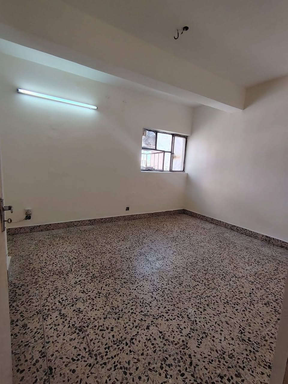 السلام عليكم 
شقة للبيع حي الاعلام
العمارات الكويتية
طابق الاول
3 غرف نوم
صاله مطبخ خدمات

مكتب الكرادي
***********
