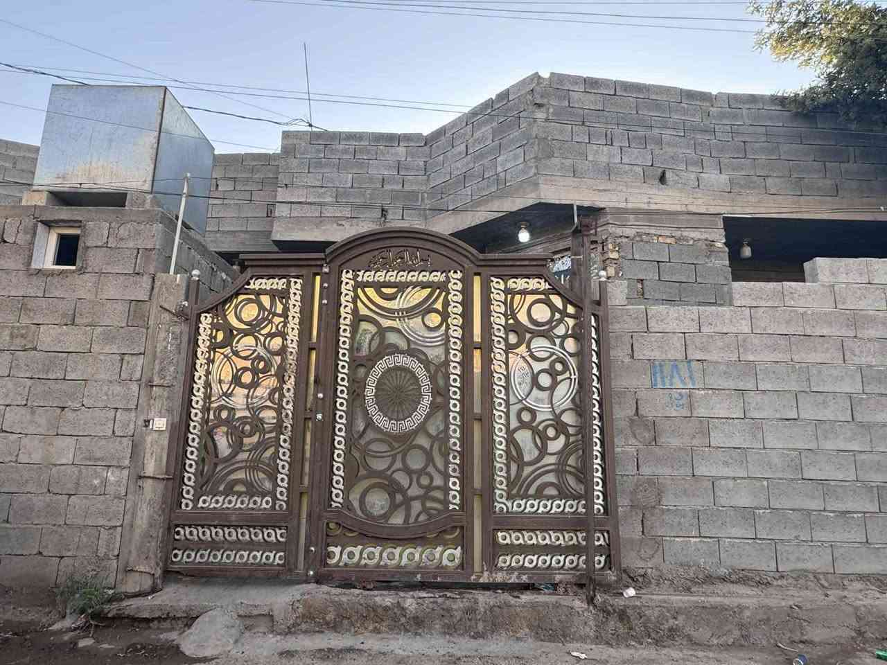 خلفه كليه الطب الاسنان 
بيت البيع مساحه ٢٠٠ واجهيه ٩ نزال ٢١. غرفتين نوم صاله ديوانيه هول مطبخ ضحيات داخلي خارجي 
مناور ٣
سعره 80 قابل للتفاوض 
رقم الهاتف ***********
