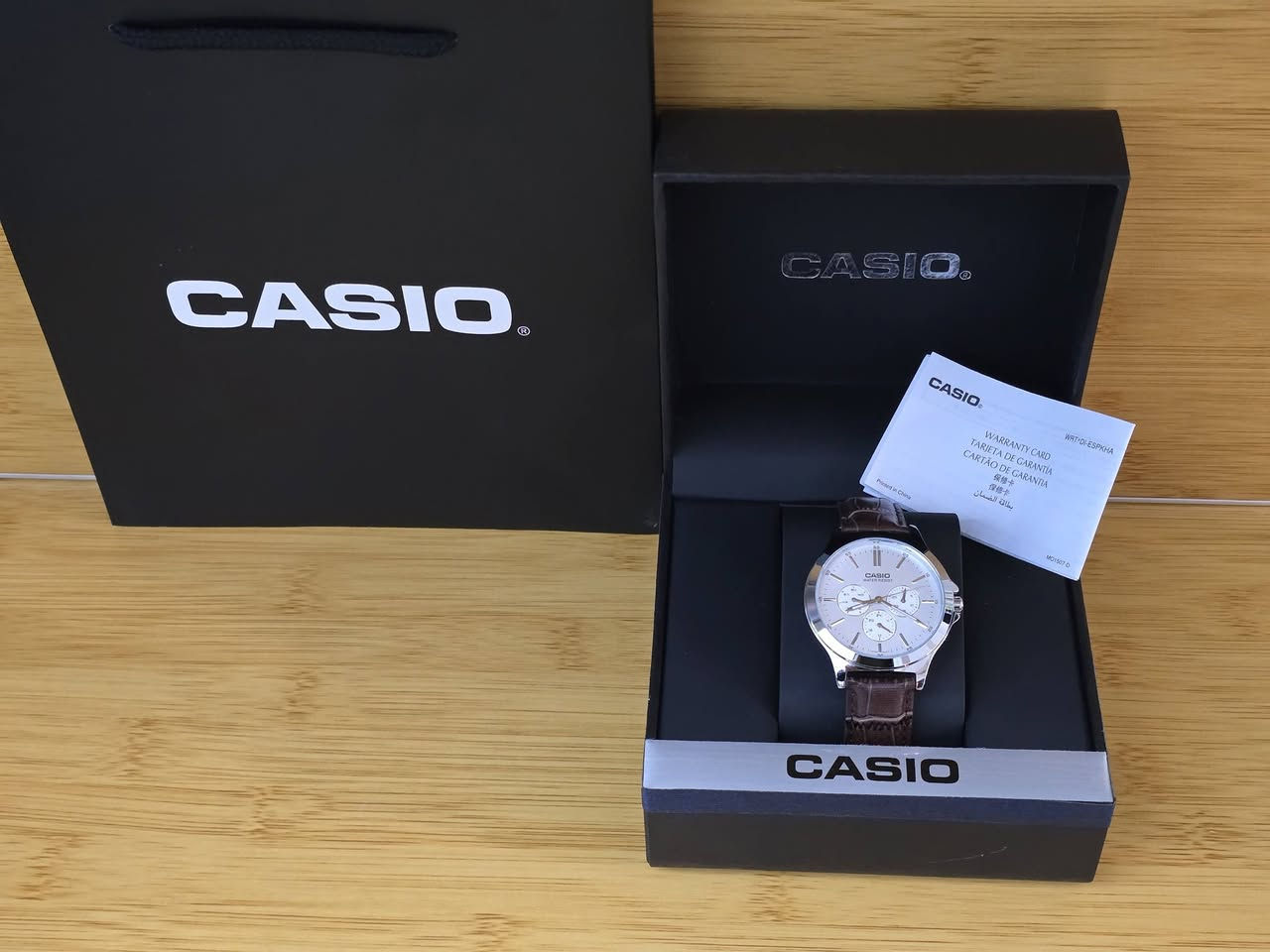 كاسيو 
⬛ موديل MTP-V300L-7A صنع في اليابان .. كاملة المرفقاة تجيك بالعلبة الاصلية وكيس الاصلي من شركة كاسيو اليابانية
السعر 80 الف ✅️
❗️أصلي ضمان دولي لمدة عامين من تاربخ الشراء 
✉️ شحن داخل العراق  
تواصل واتساب ***********☎️
⠀.........................................

⬛️ الحركة: بطارية على SR920SW عمر البطارية التقريبي 3 سنوات 
⬛️ سلسلة:MTP-V300L-7A
⬛️ سنتر ساعة نظام ٢٤ 
⬛️سنتر تاريخ شهري
⬛️سنتر تاريخ يومي
⬛️ سهولة الرؤية في الظلام عقارب لامينوس ليلا
⬛️ تصميم كلاسك متوافق مع جميع الضروف 
⬛️ السير: جلد طبيعي قهوائي من شركة كاسيو اليابانية 
⬛️ الزجاج: زجاج معدني مقاوم للخدوش 
⬛️ مقاومة الماء ولرذاذ الماء 
⬛️ القطر: 41.5 ملم
⬛️ الوزن: 49 g
⬛️ الجنس: ذكر
⭐️ الأكثر مبيعاً..... لا تشيل هم للسعر
