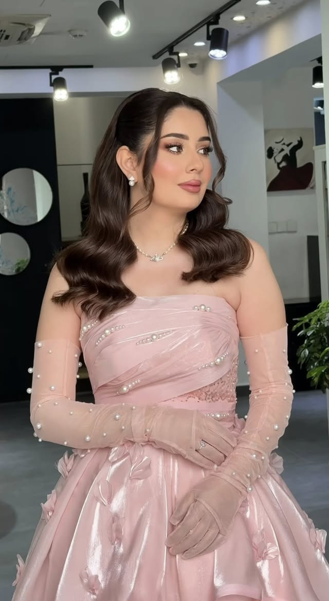 فستان للبيع/بنات هذا فستاني ملبوس ساعتين بس ،،نظيف وجديد تصميم خاص اشتريته بمليون ابيعه ب٥٥٠ الف 
إذا تريدين ادزلج المصدر الأخذته منه الفستان وادزلج فديو هم واتأكدي من السعر وللأمانة القماش رهيب ويجننن💕💕خصوصاً إذا عندج عقد او حنة يطلعج أميرة حرفياً 🥹
يلبس قياس ميديم وسمول وبي قيطان من الظهر تگدرين تتحكمين بالحجم🦋


**إذا كنت صاحب هذا الإعلان وتريد حذفه لأي سبب، رجاءا أرسل رسالة إلى الدعم الفني**