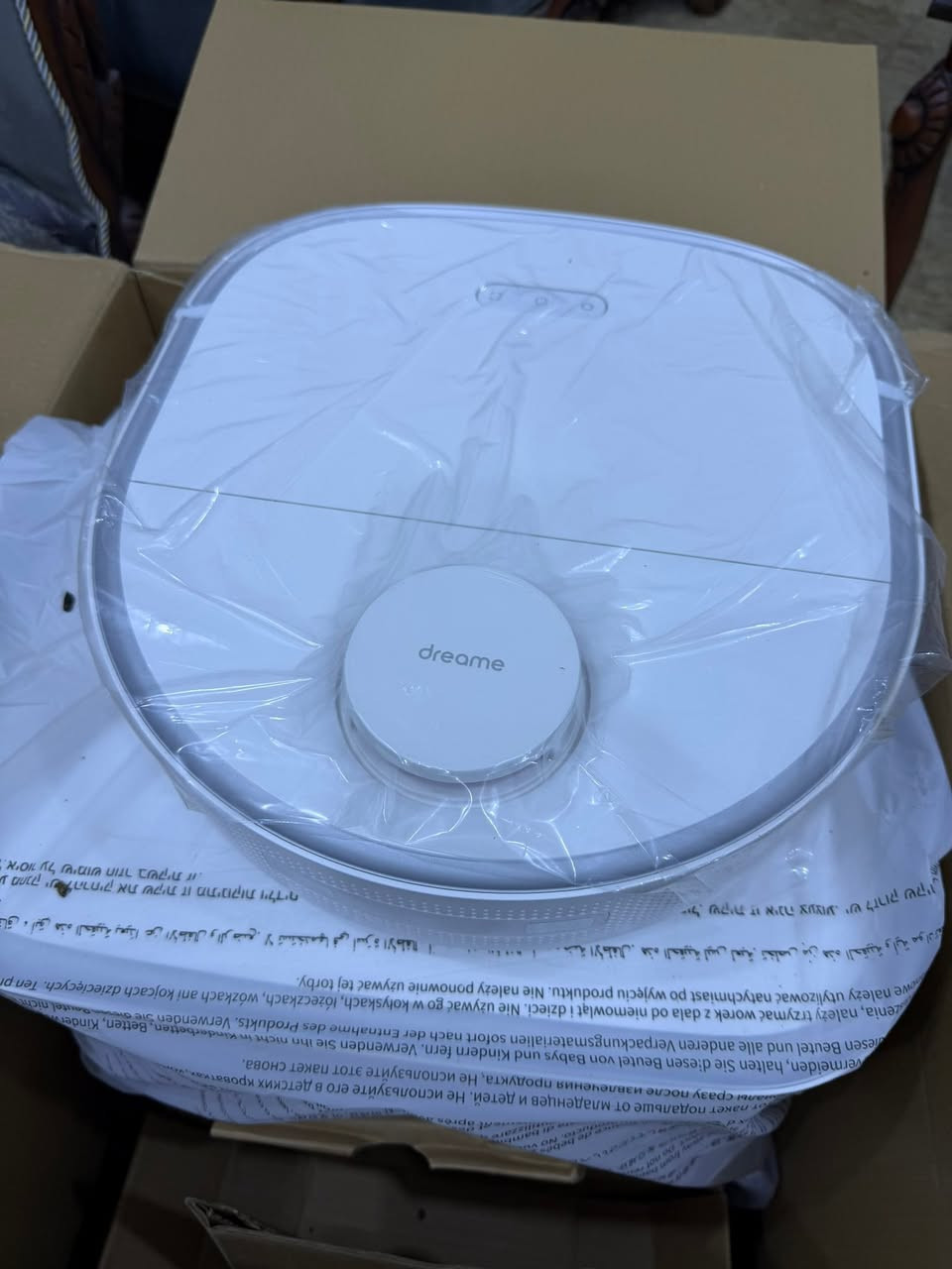 Dreame w10 بالكارتون غير مستخدم 

* ✅ قوة شفط 4000 باسكال (Pa).
* ✅ ممسحتان دائريتان دوارتان لإزالة الأوساخ والبقع الصعبة.
* ✅ محطة ذاتية تغسل المماسح وتجففها بالهواء.
* ✅ بطارية 6400mAh تكفي لتنظيف حتى 300 م² تقريباً.
* ✅ نظام ملاحة LiDAR لرسم خريطة المنزل بدقة.
* ✅ يكتشف السجاد تلقائياً ويزيد قوة الشفط عليه، ويتجنب مسحه بالماء عند الحاجة.
* ✅ يمكن تقسيم المنزل إلى غرف، وإنشاء مناطق ممنوعة وجدولة التنظيف من التطبيق.  

المميزات

* ⭐ أداء المسح ممتاز مقارنةً بمعظم الأجهزة في نفس الفئة.
* ⭐ لا تحتاج إلى غسل المماسح يدوياً بعد كل تنظيف.
* ⭐ رسم خرائط سريع ودقيق.
* ⭐ مناسب للمنازل ذات الأرضيات السيراميك أو البورسلان.
* ⭐ يعمل مع تطبيق الهاتف والتحكم عن بُعد

سعره 350 الف


**إذا كنت صاحب هذا الإعلان وتريد حذفه لأي سبب، رجاءا أرسل رسالة إلى الدعم الفني**